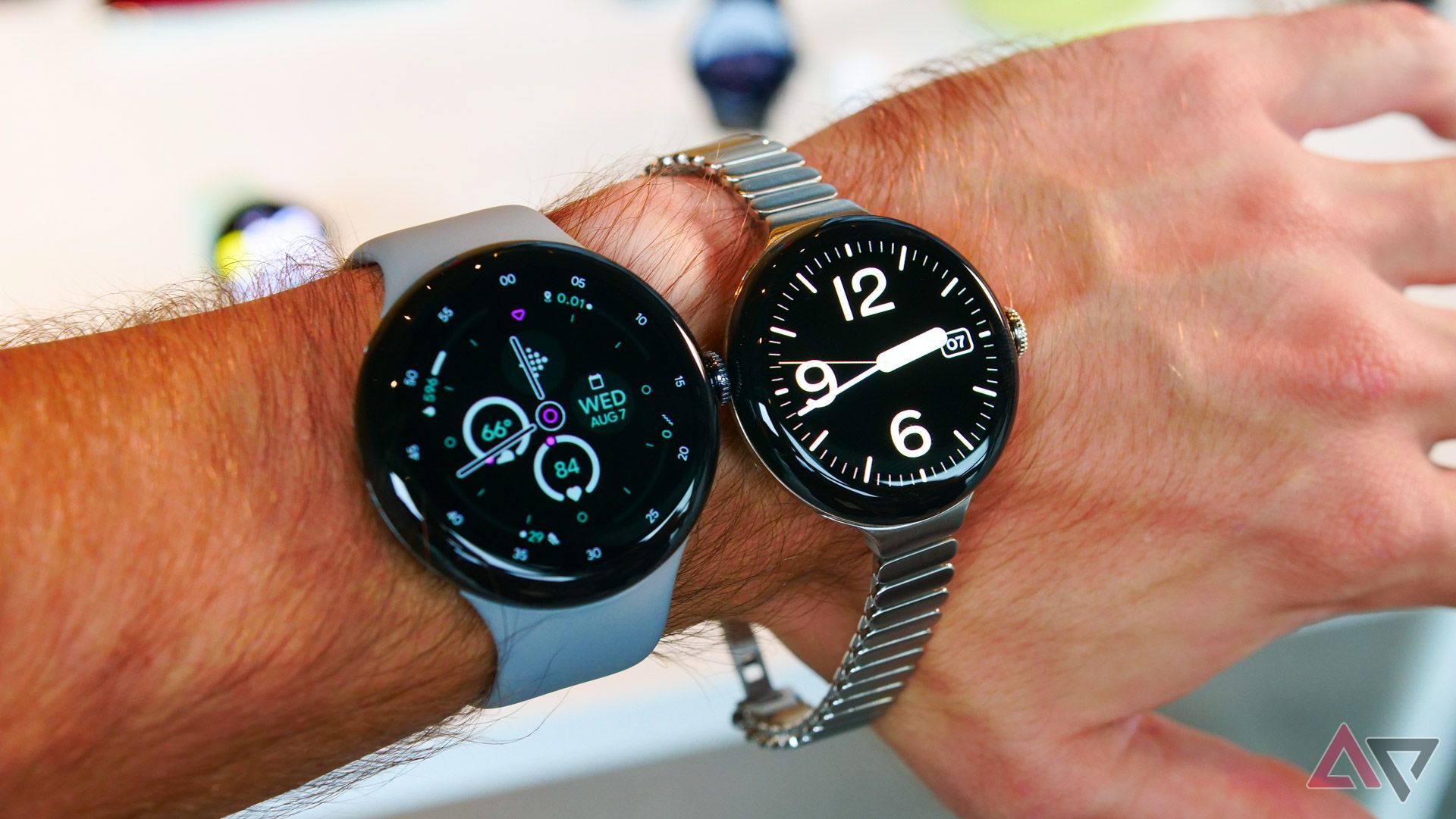 Uma comparação de tamanhos do Google Pixel Watch em 41 mm e 45 mm