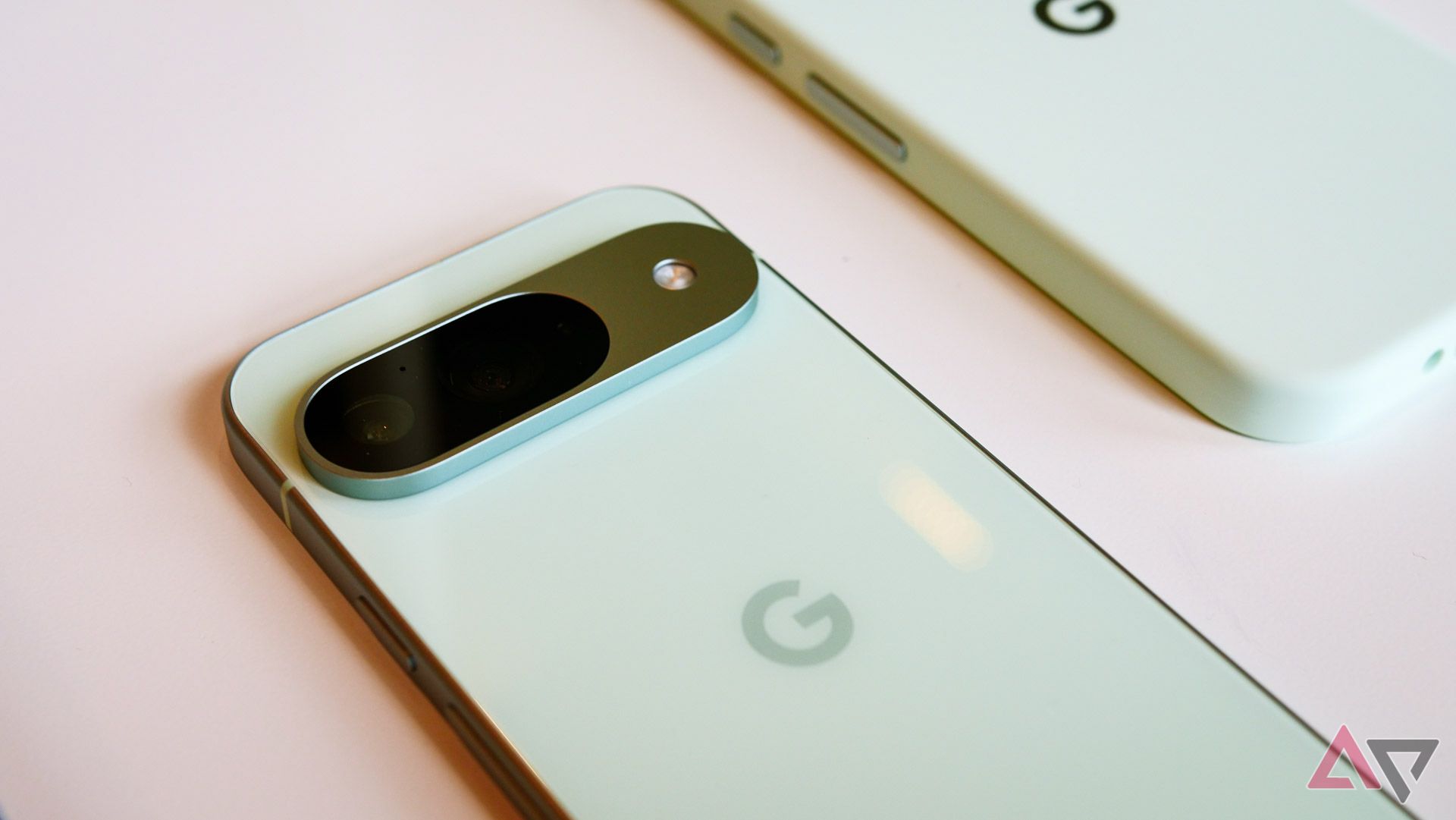 Google Pixel 9 em hortelã virado para baixo sobre uma mesa