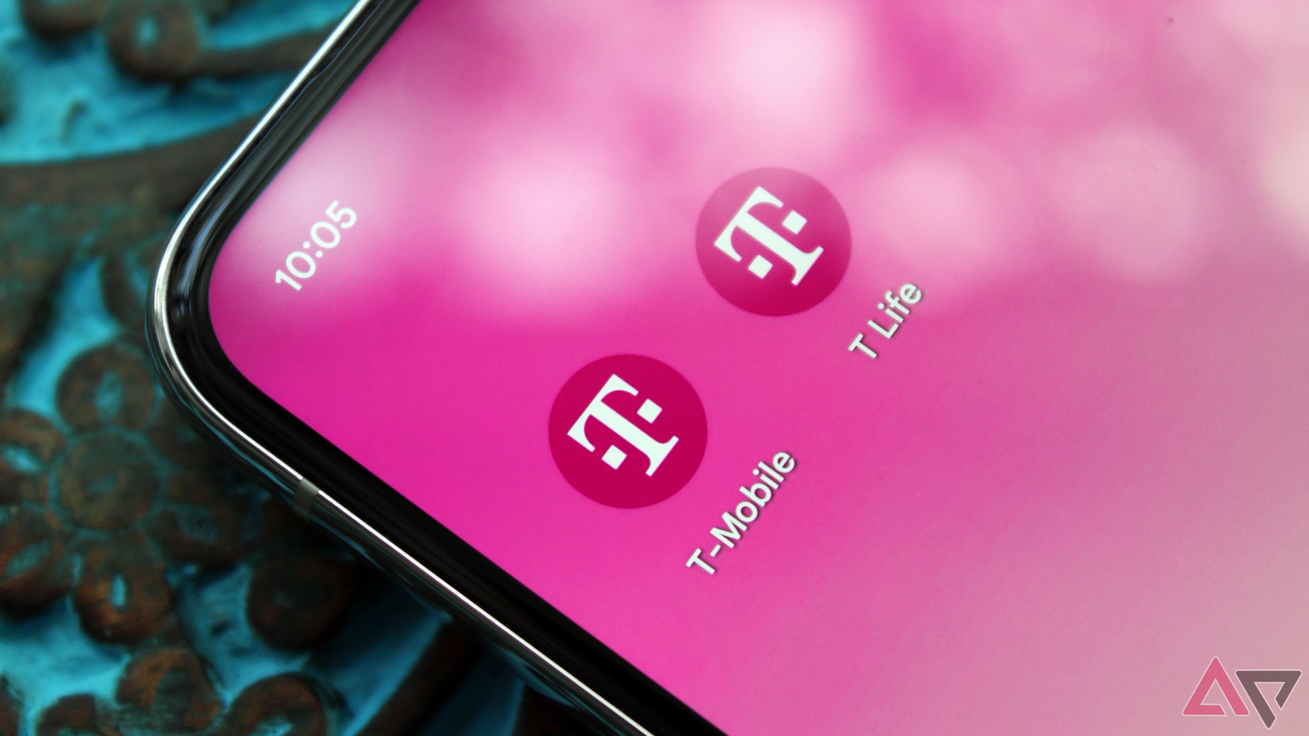 Foto de um telefone com o aplicativo T-Mobile e o aplicativo T Life na tela inicial.