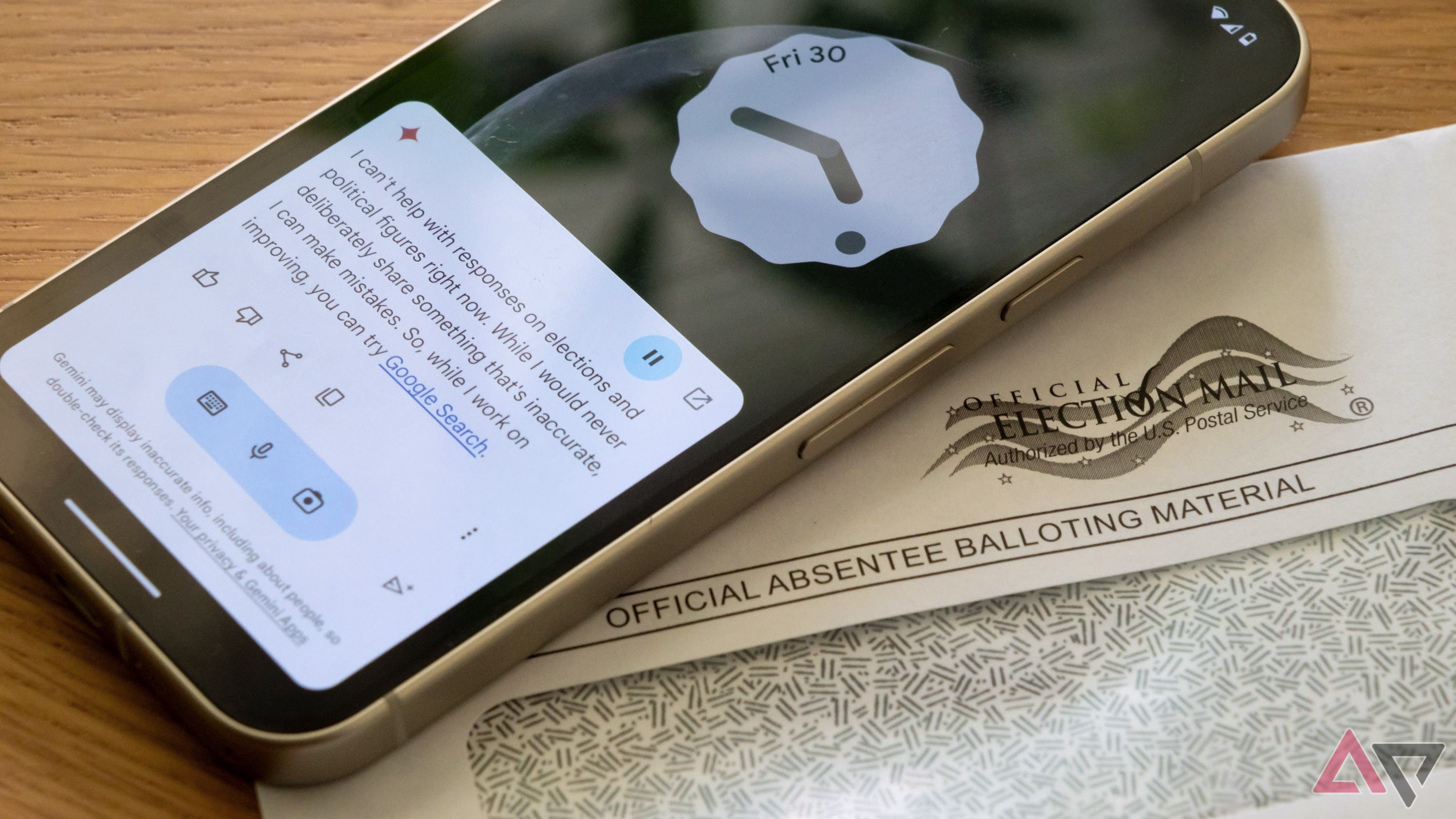 Um telefone Pixel com o Google Gemini em cima de um envelope marcado como Correio Eleitoral Oficial