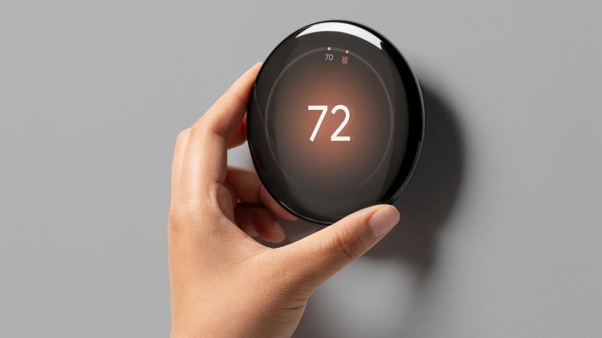 Mão girando o botão do Google Nest Learning Thermostat