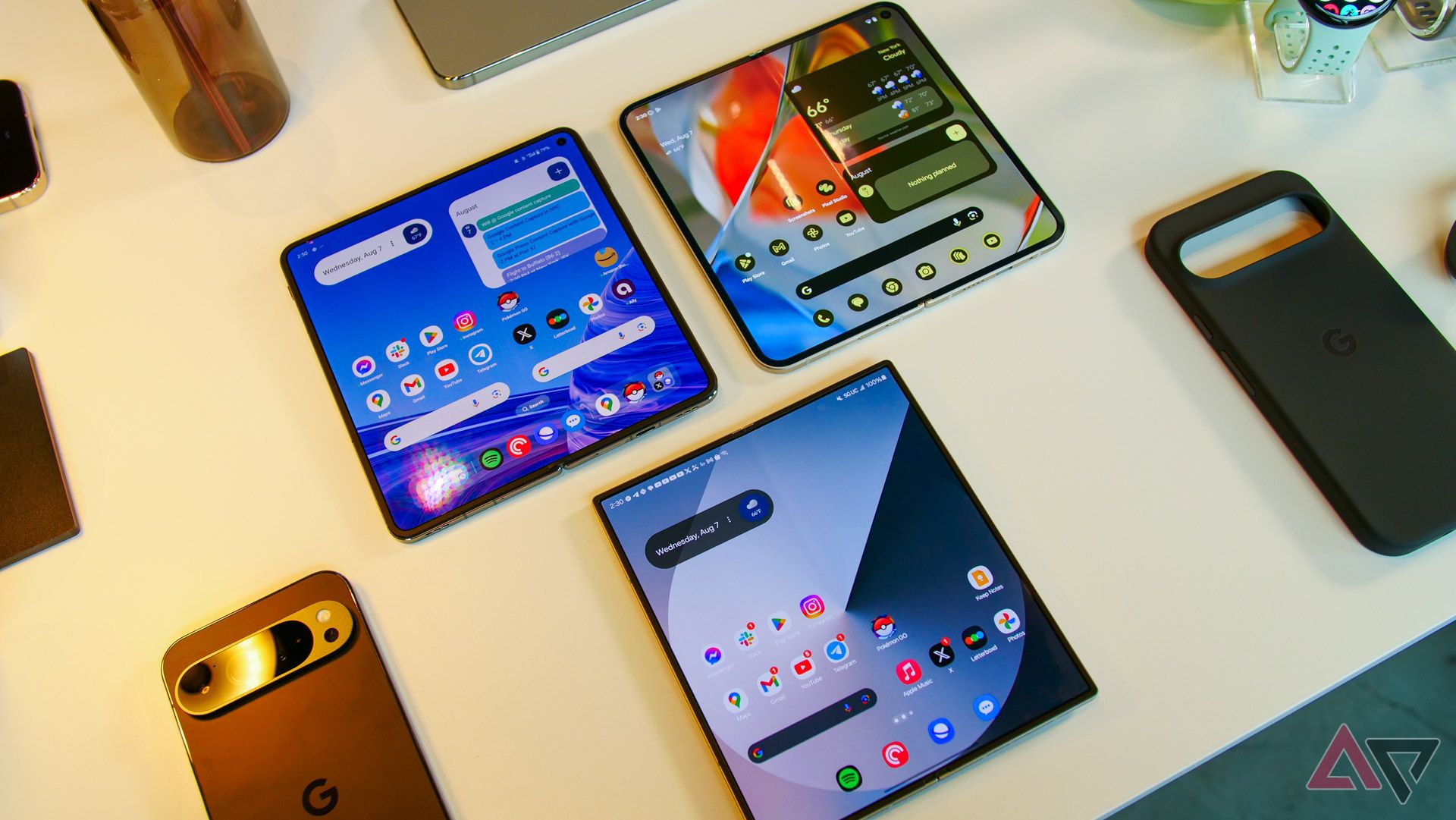 Uma exibição comparando os displays internos do Google Pixel 9 Pro Fold, OnePlus Open e Samsung Galaxy Z Fold 6