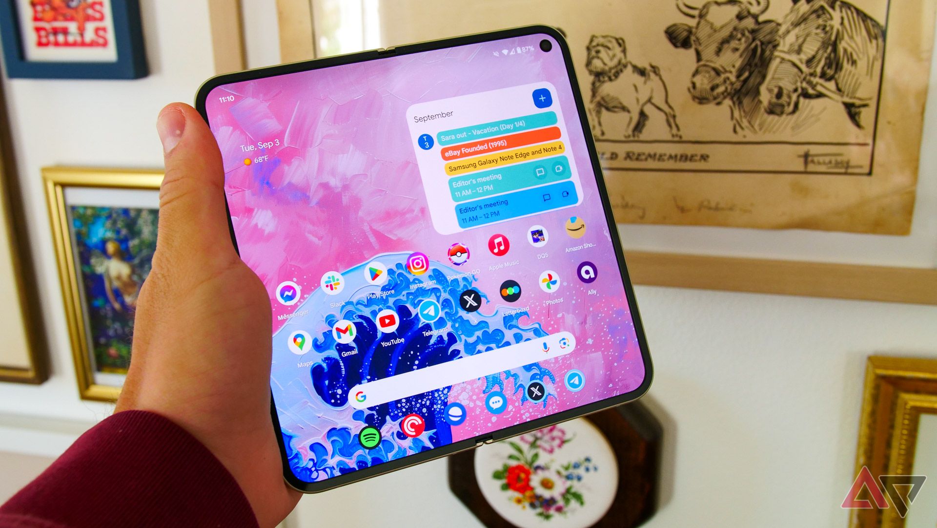 O Google Pixel 9 Pro Fold segurado na mão esquerda