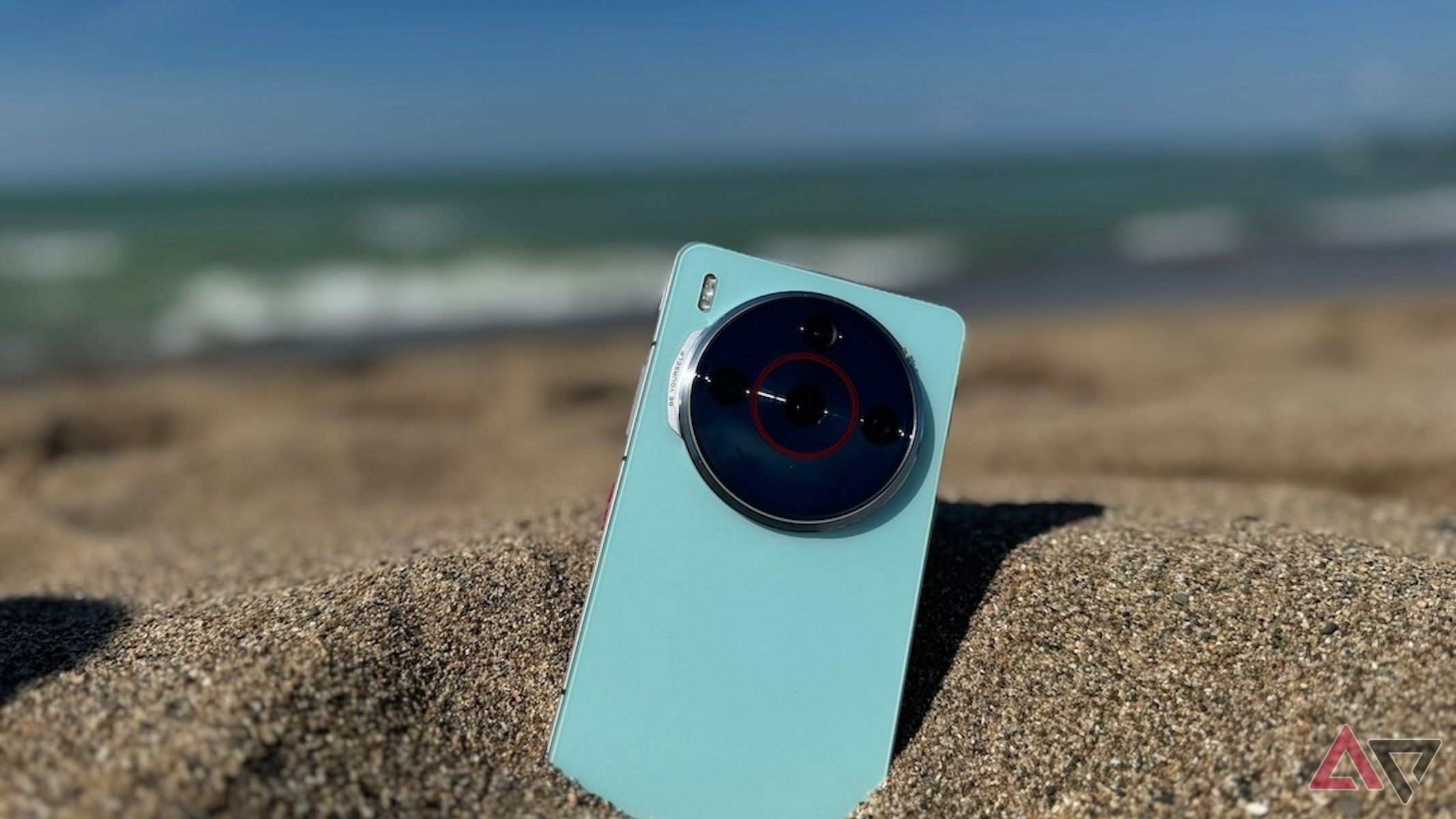 Um Nubia Z60S Pro de cor água na areia marrom em uma praia.