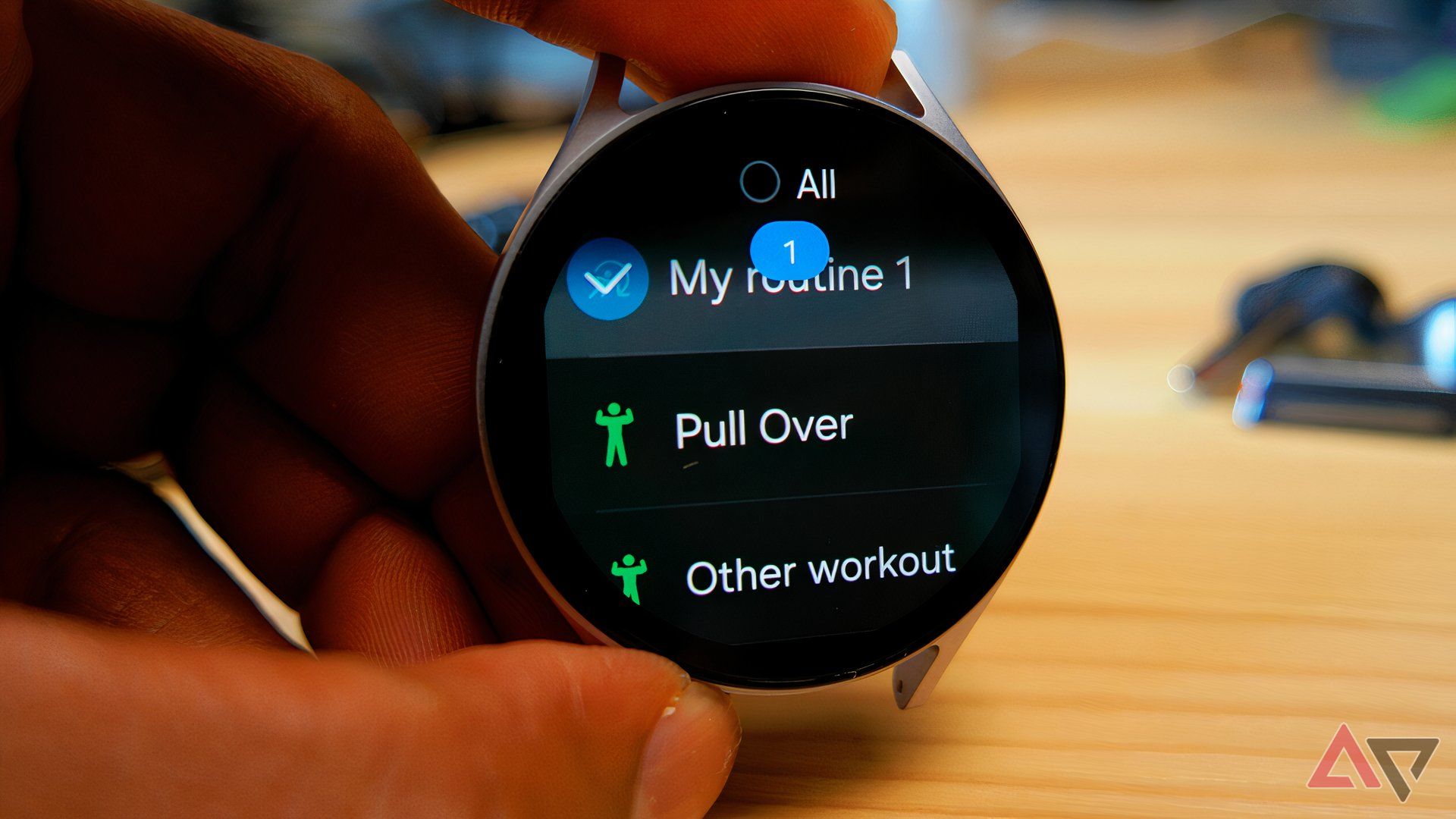 Somente o corpo do relógio Samsung Galaxy Watch 7, mostrando exercícios em rotina personalizada