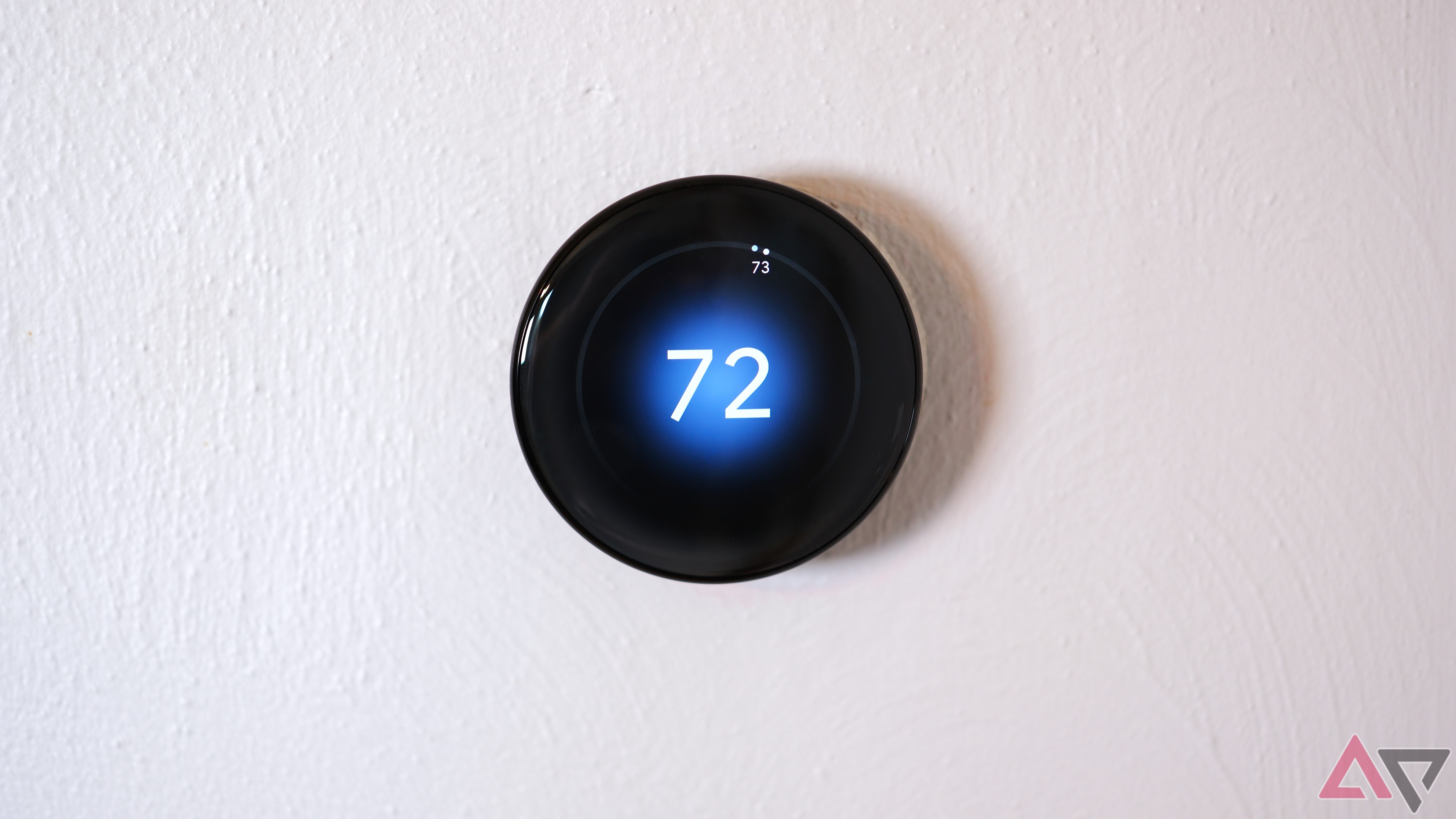 Google Nest Learning Thermostat (4ª geração) mostrando o rosto diretamente com a temperatura