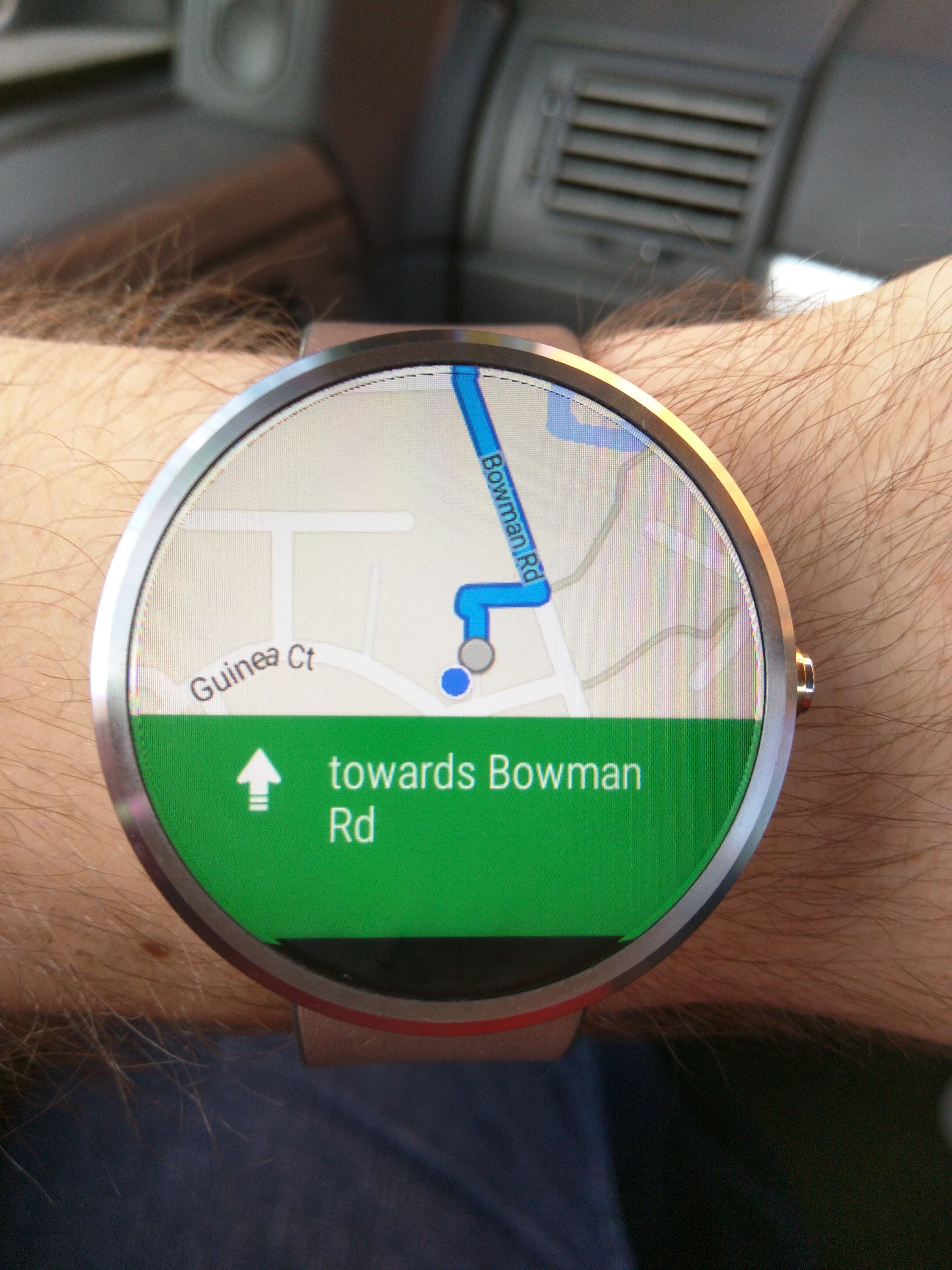 Uma foto do Moto 360 2014 com o Google Maps