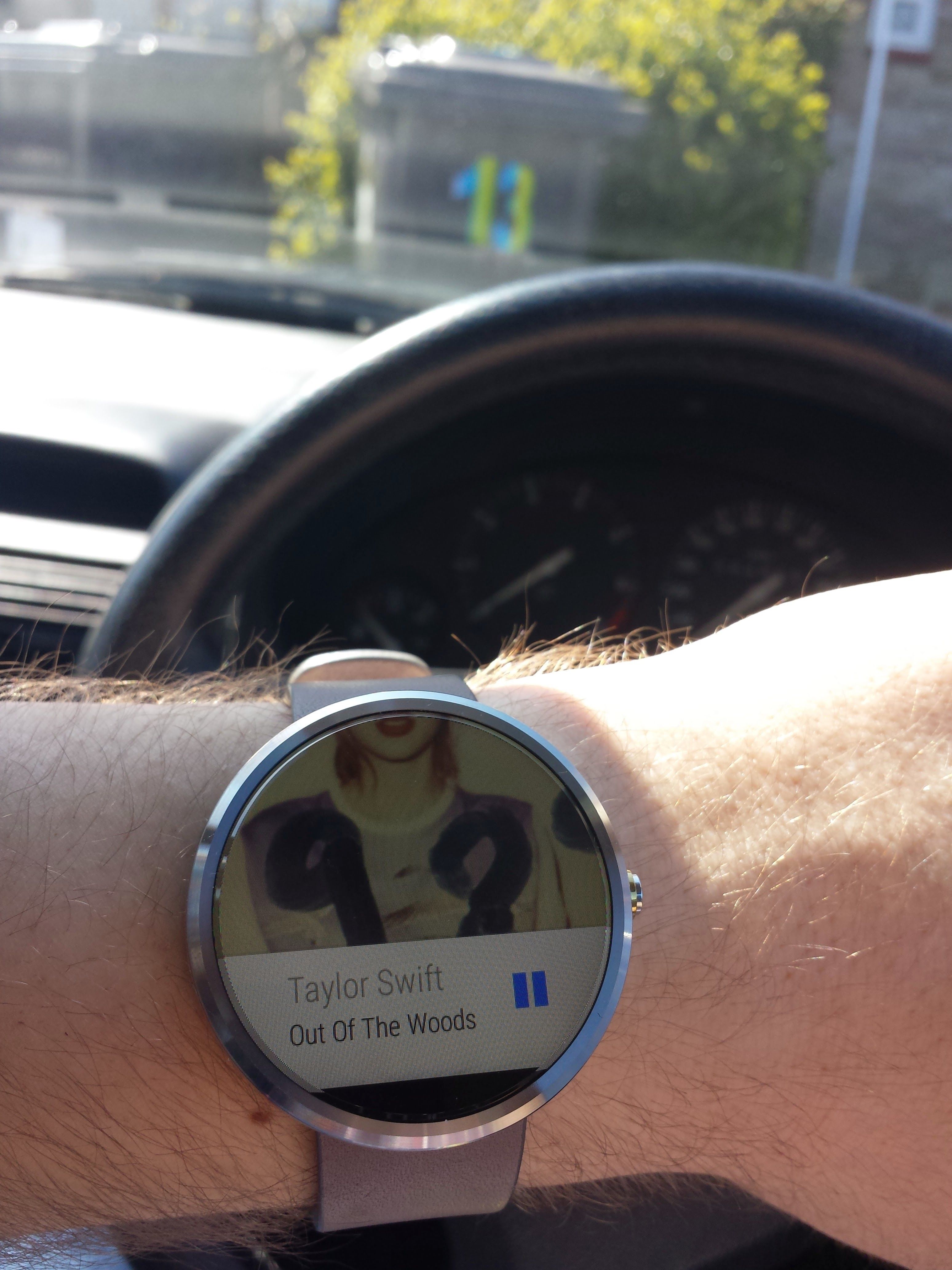 Uma foto do Moto 360 2014 tocando música 