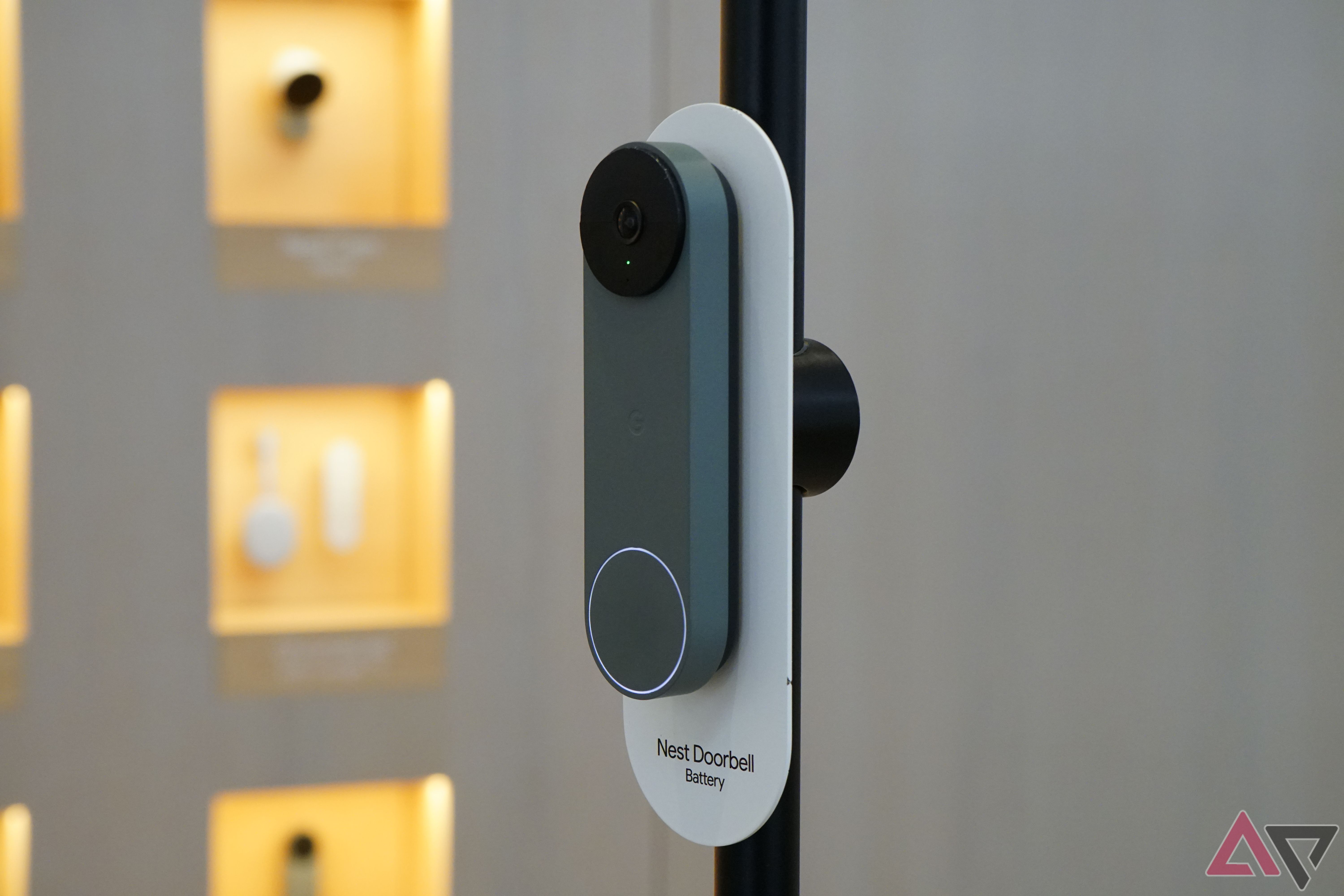 Uma bateria Nest Doorbell em exposição em uma loja do Google.