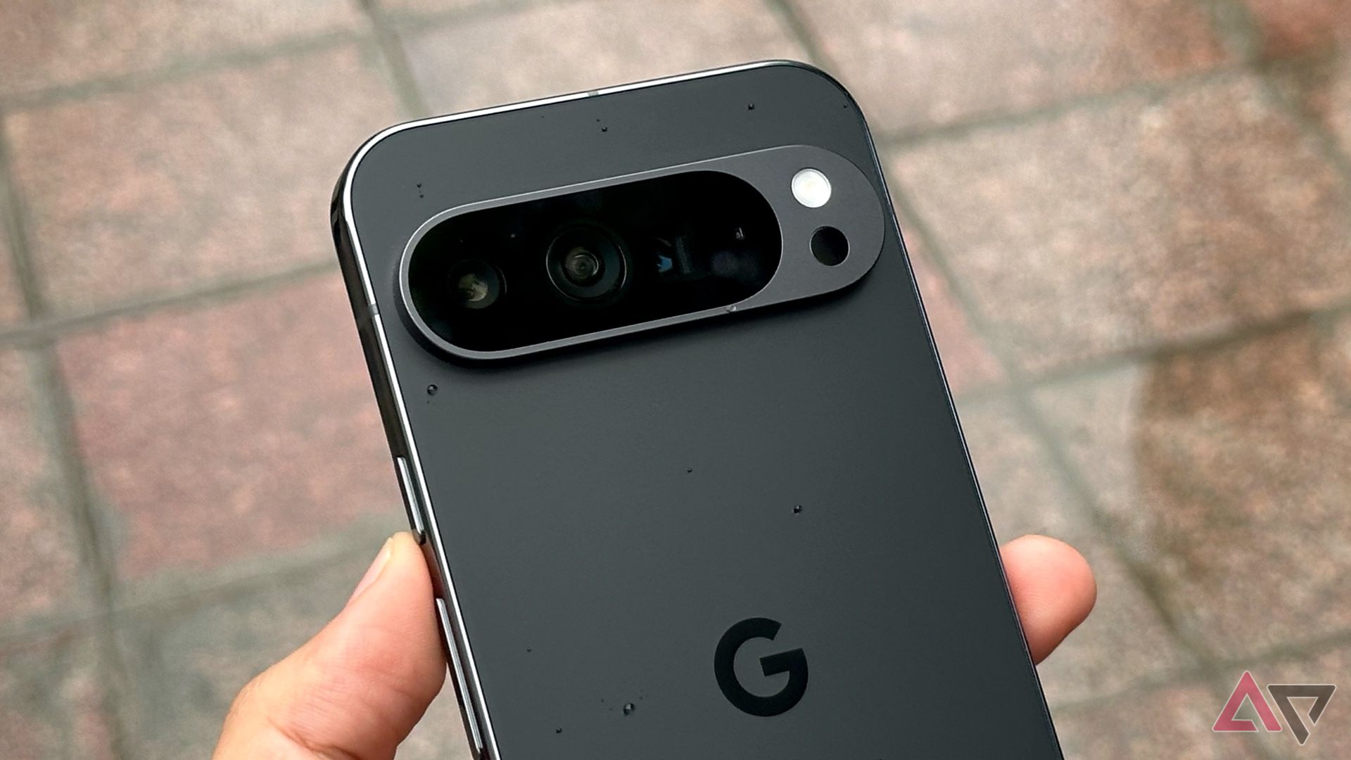 Google Pixel 9 Pro XL com gotas de água na parte superior