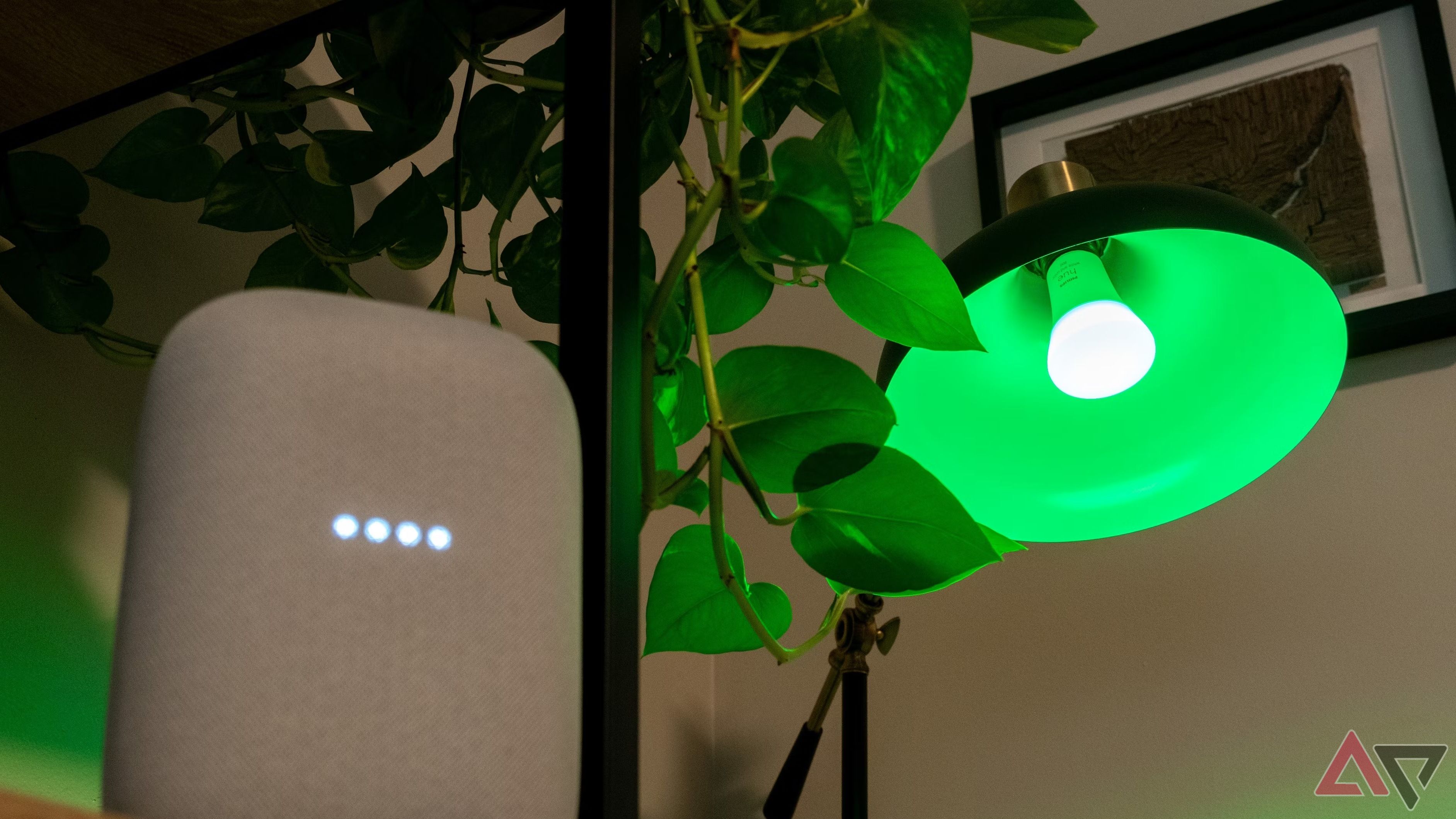 O alto-falante Google Nest Audio e uma luz inteligente verde