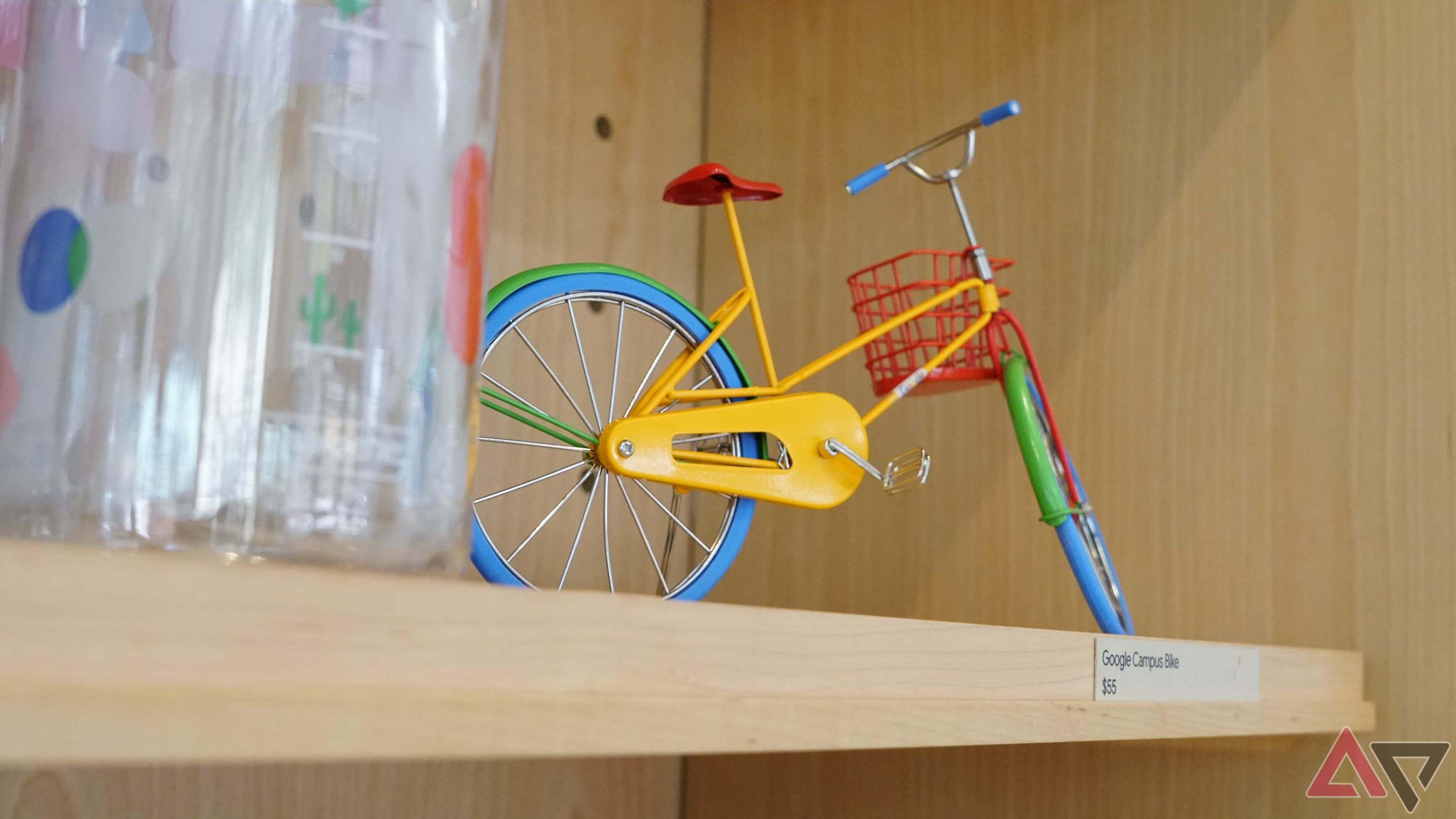 Uma bicicleta em escala pintada com as cores da marca Google: azul, verde, vermelho e amarelo.