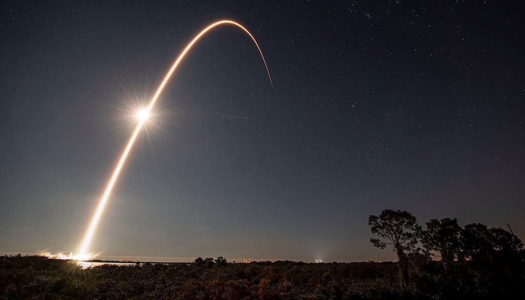 Trajetória de lançamento de um foguete SpaceX mostrada à noite. 