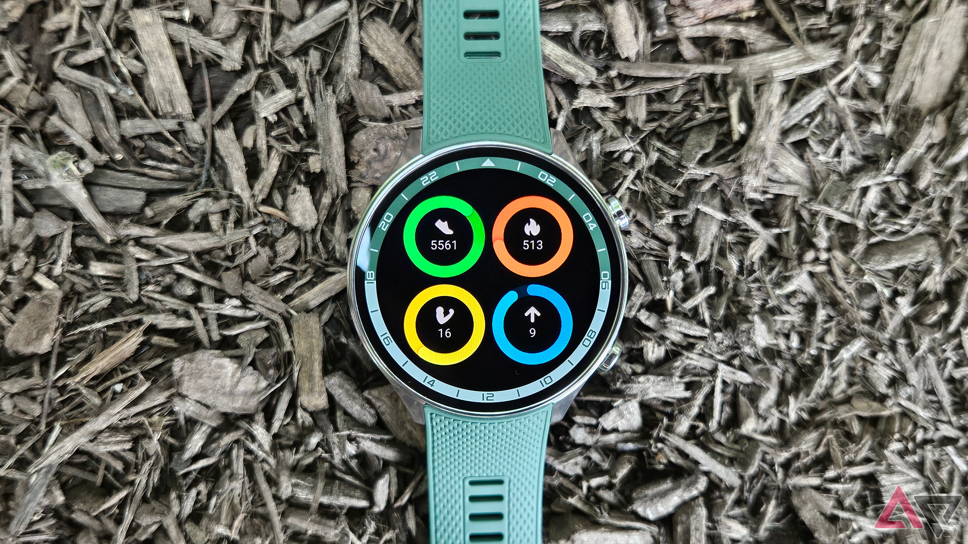 OnePlus Watch 2R mostrando várias métricas diárias de saúde em um fundo de cobertura vegetal.