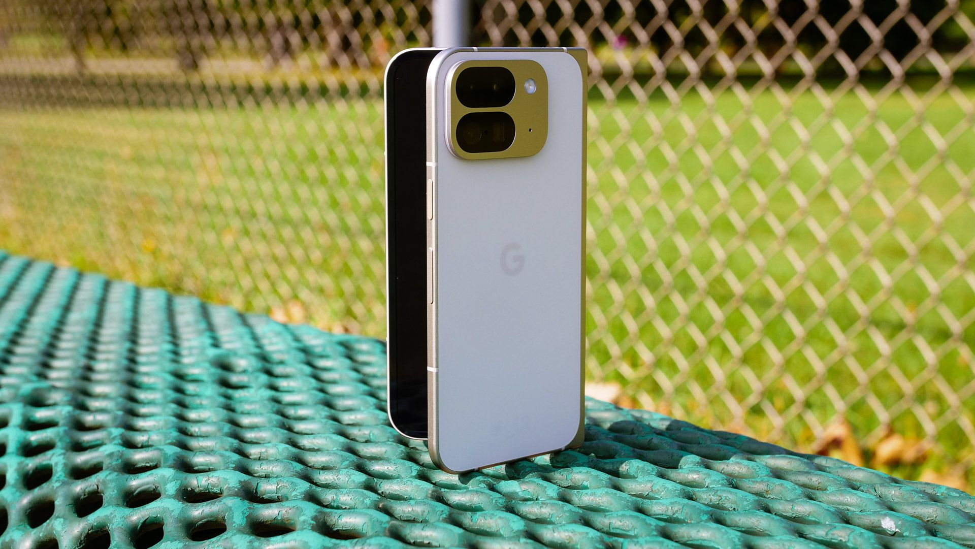 O Google Pixel 9 Pro Fold apoiado em um banco de parque.