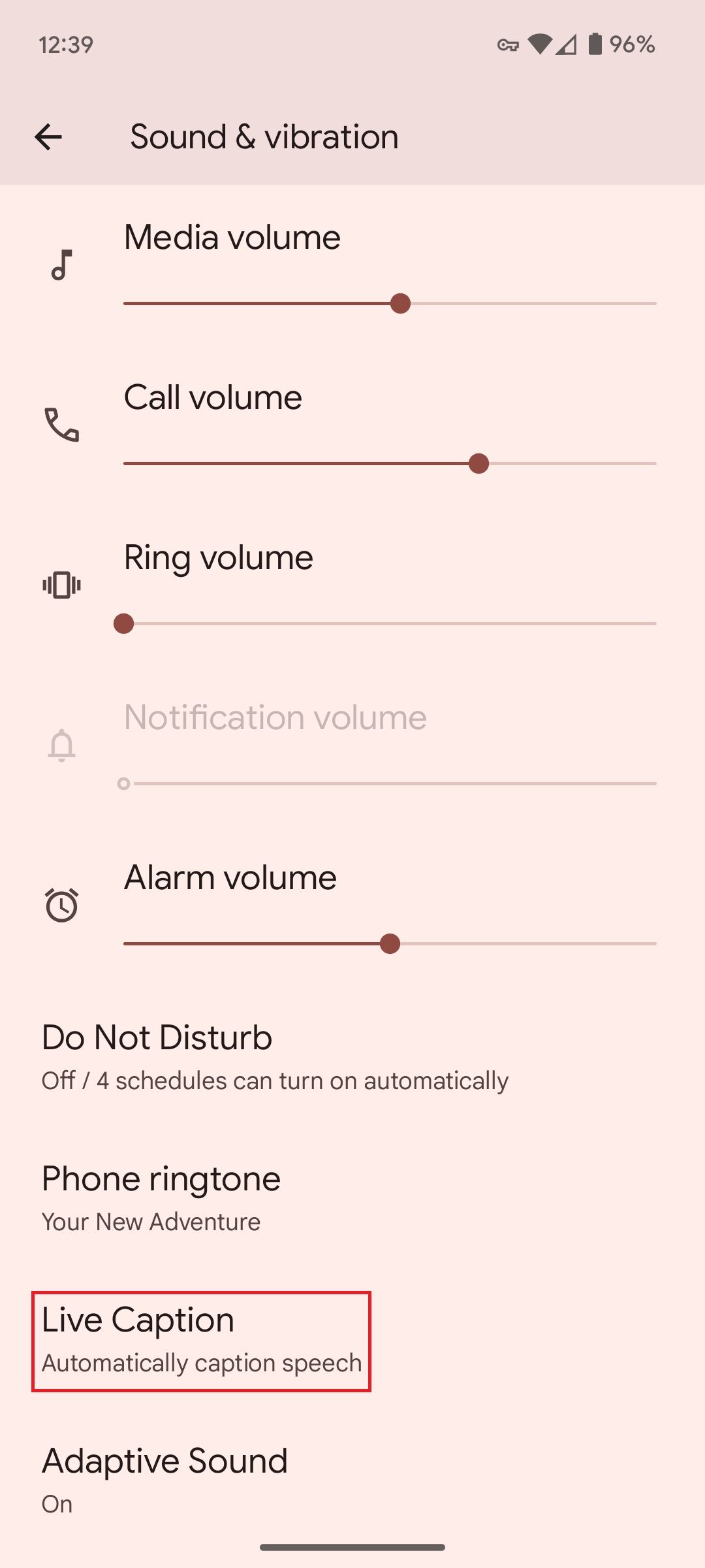 Configurações de som e vibração em um telefone Google Pixel com uma caixa vermelha ao redor da opção Legenda ao vivo