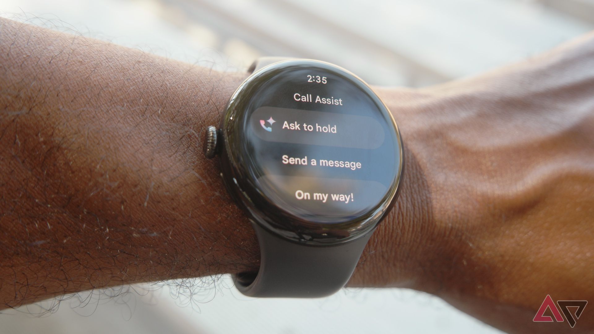 Google Pixel Watch 3 mostrando a tela Ask to Hold