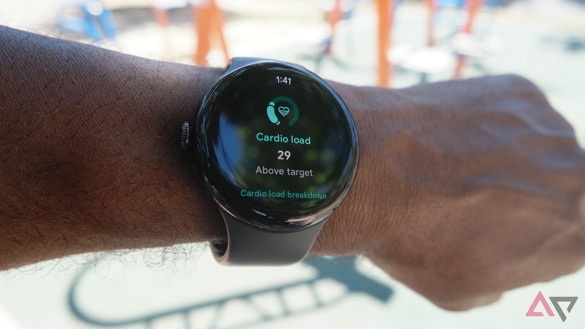 Google Pixel Watch 3 usado no pulso mostrando a tela Cardio Load