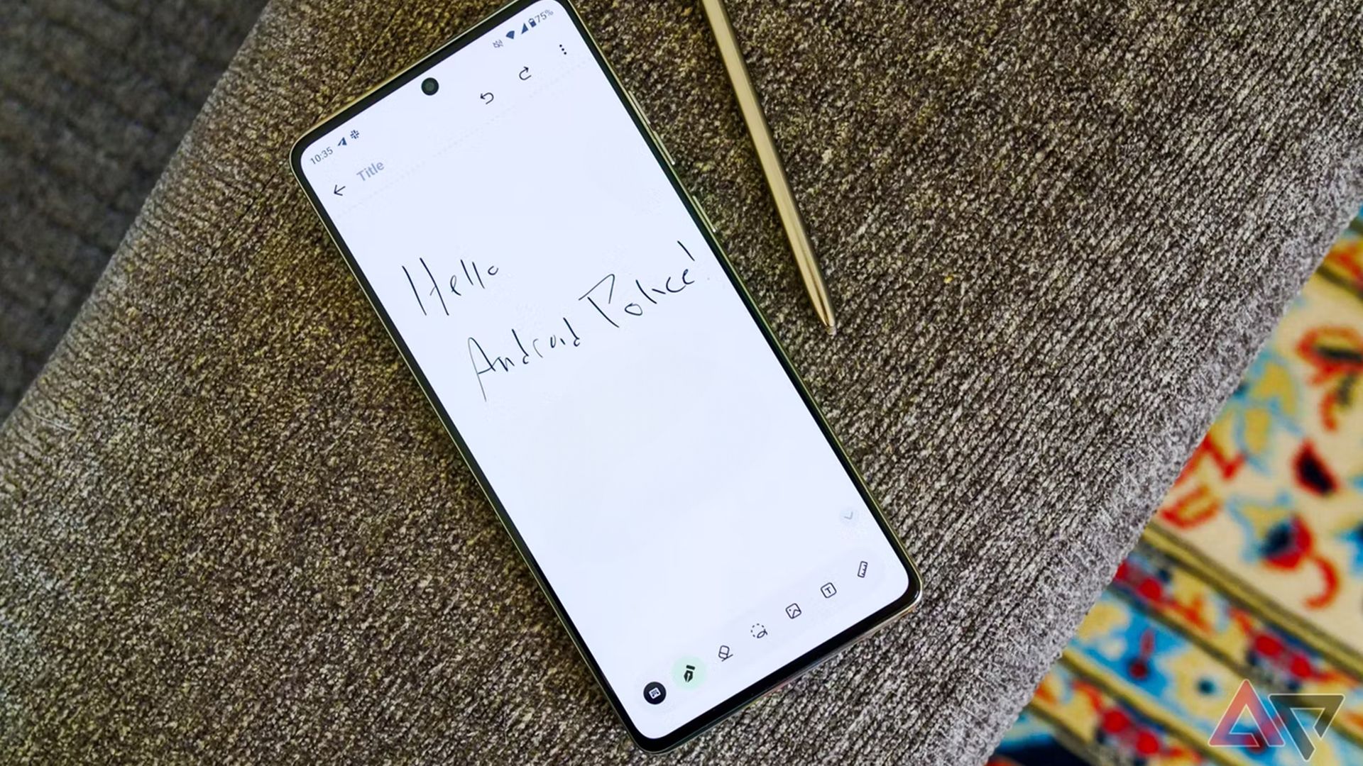 Um telefone moto g stylus 2024 com Hello Androidpolice escrito na tela.