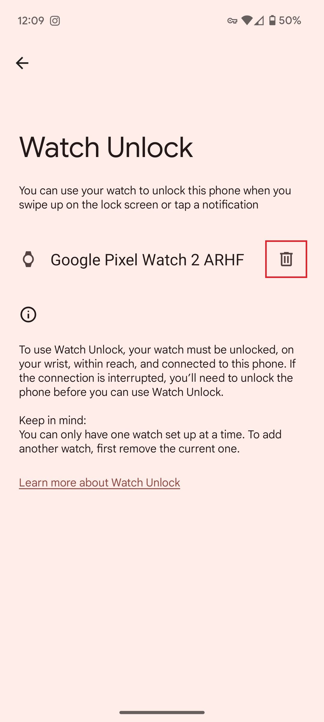 Assista às configurações de desbloqueio em um telefone Google Pixel com uma caixa vermelha ao redor do ícone da lixeira ao lado do nome de um Pixel Watch