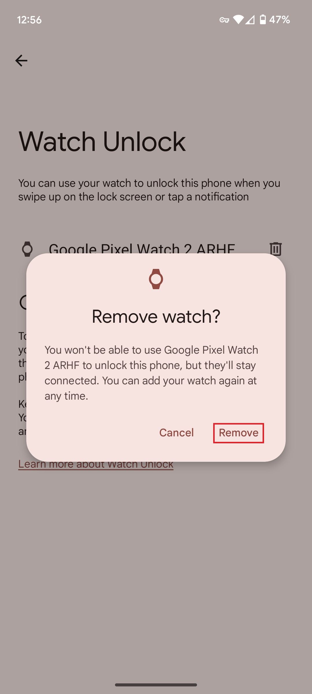 Assista às configurações de desbloqueio em um telefone Google Pixel com o "Remover relógio?" pop-up e uma caixa vermelha ao redor do botão Remover