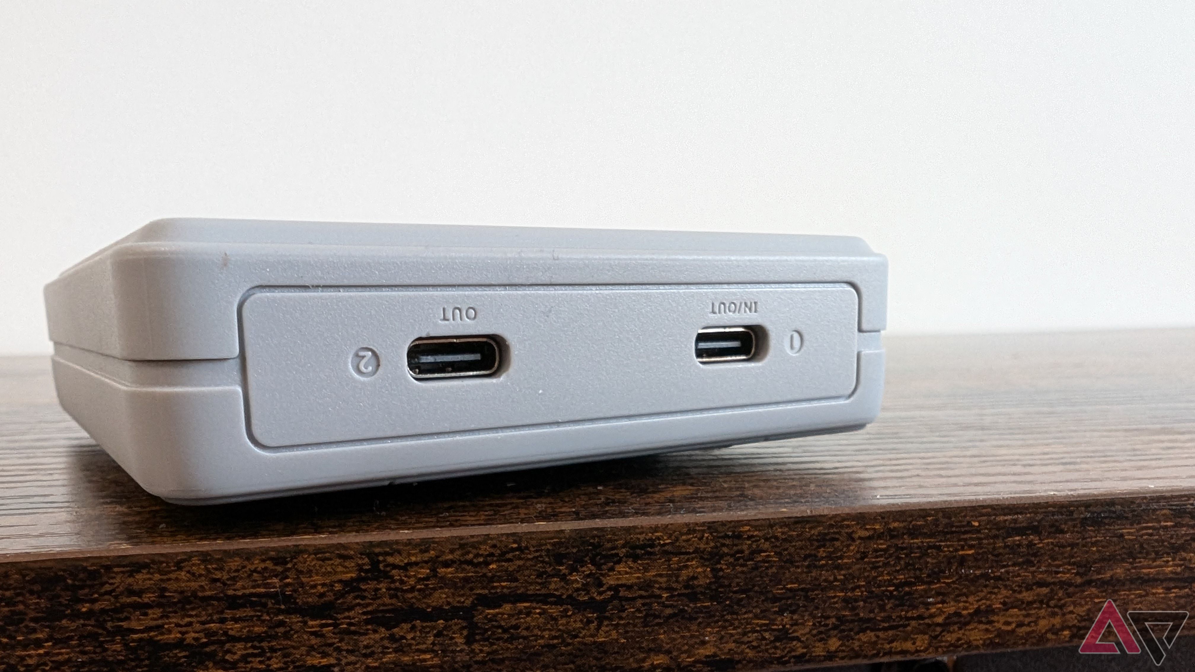 portas usb-c espaçadas uniformemente na lateral do Ayaneo Retro Power Bank