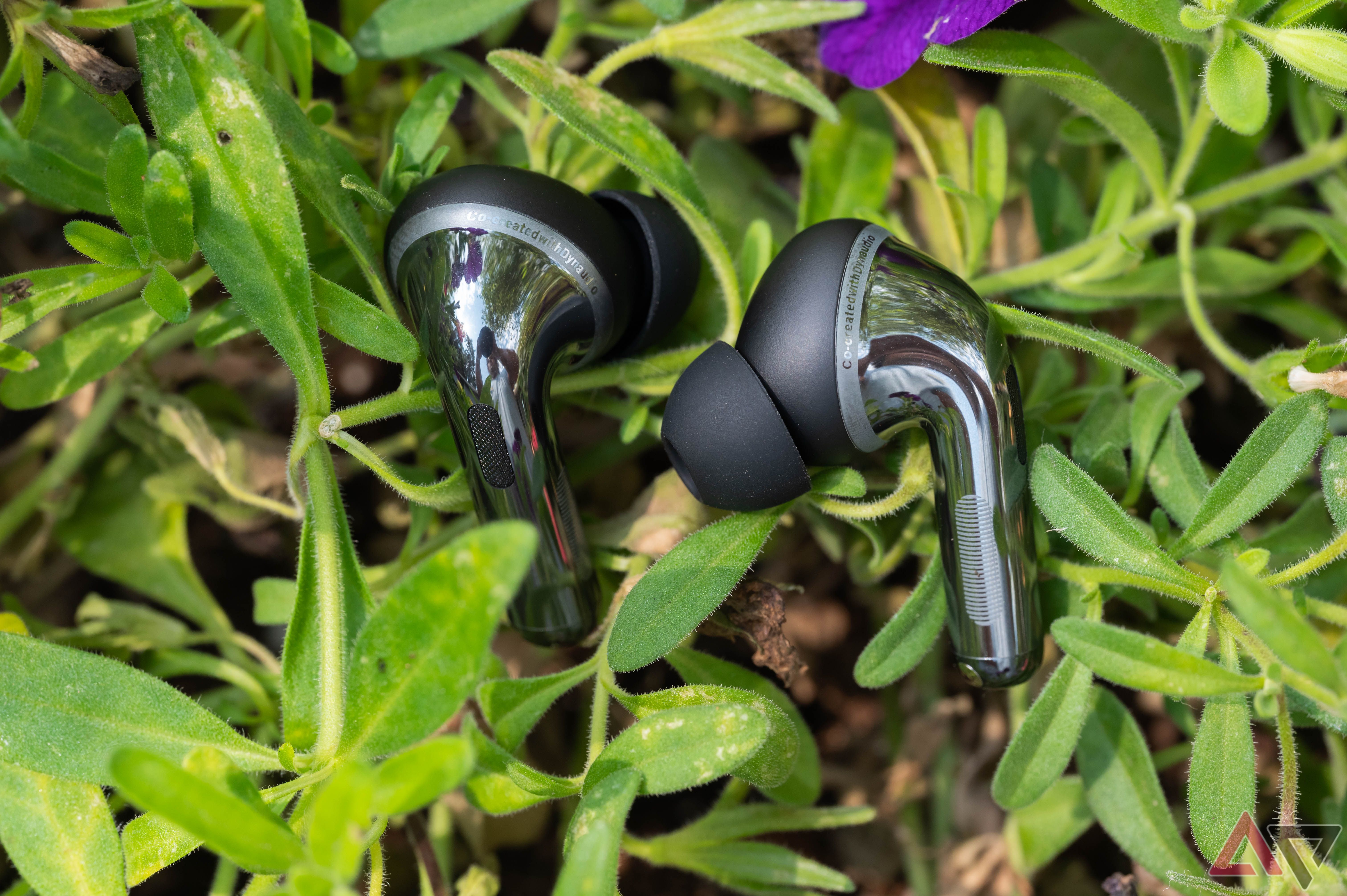 Fones de ouvido OnePlus Buds Pro 3 em vegetação