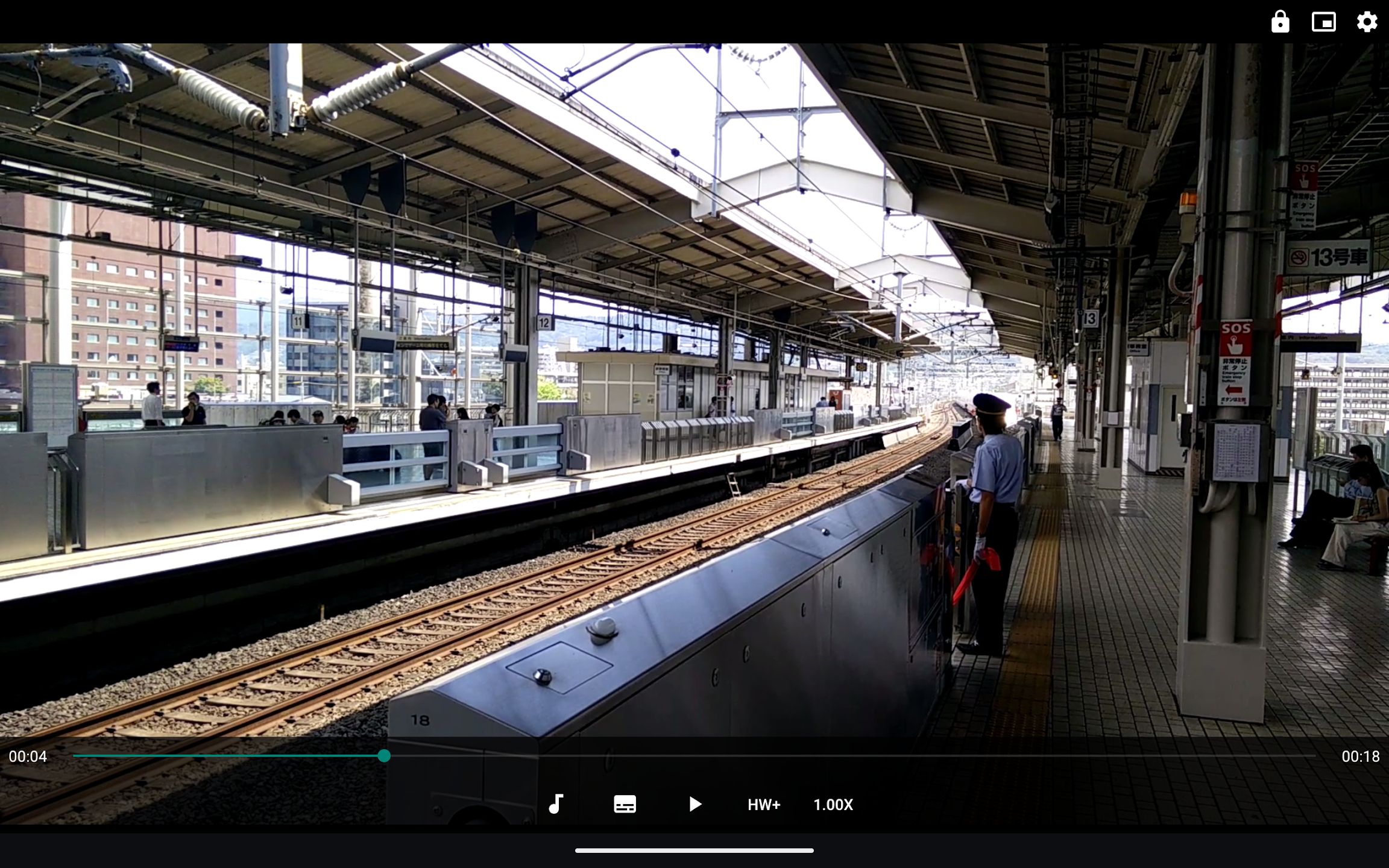 captura de tela do player mpv-android mostrando a reprodução de um vídeo de uma estação de trem