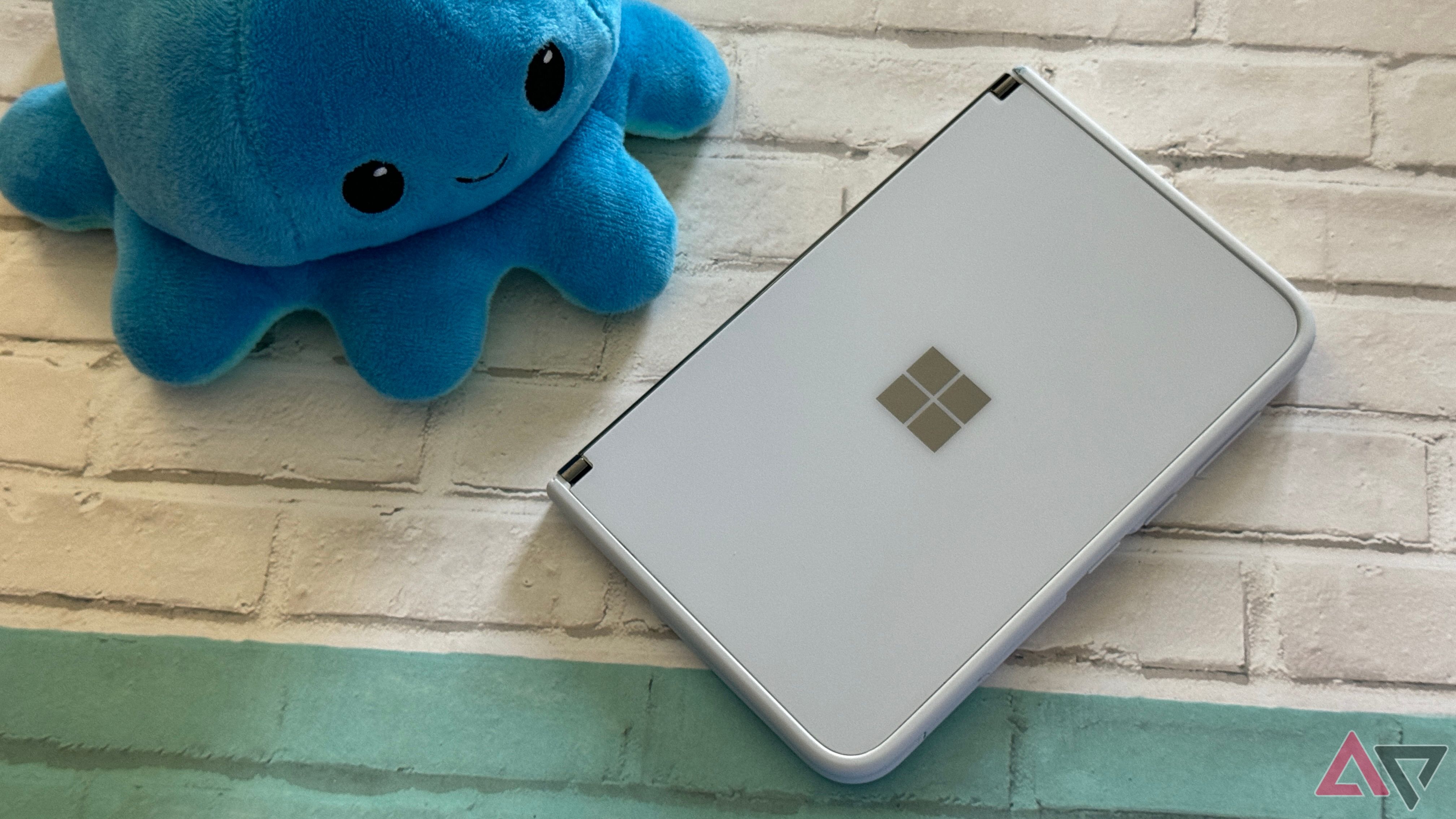 Microsoft Surface Duo ao lado de um luxuoso