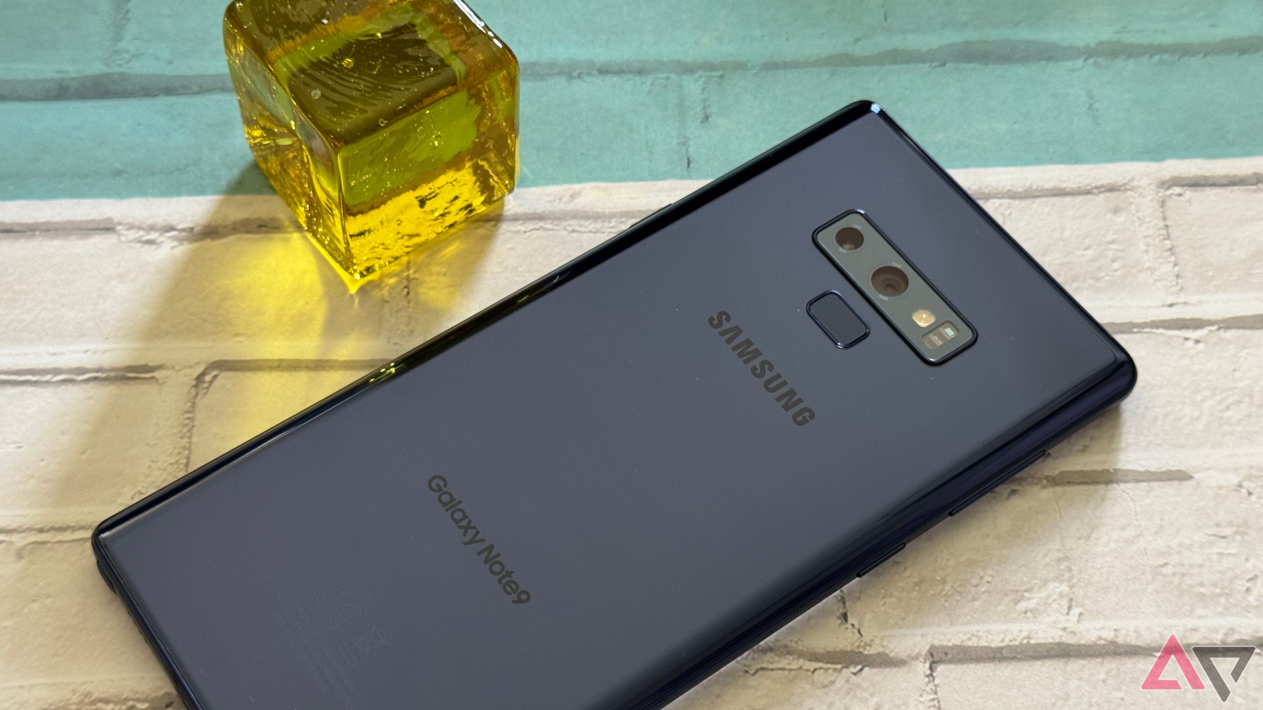 Samsung Galaxy Note 9 ao lado de bloco de vidro