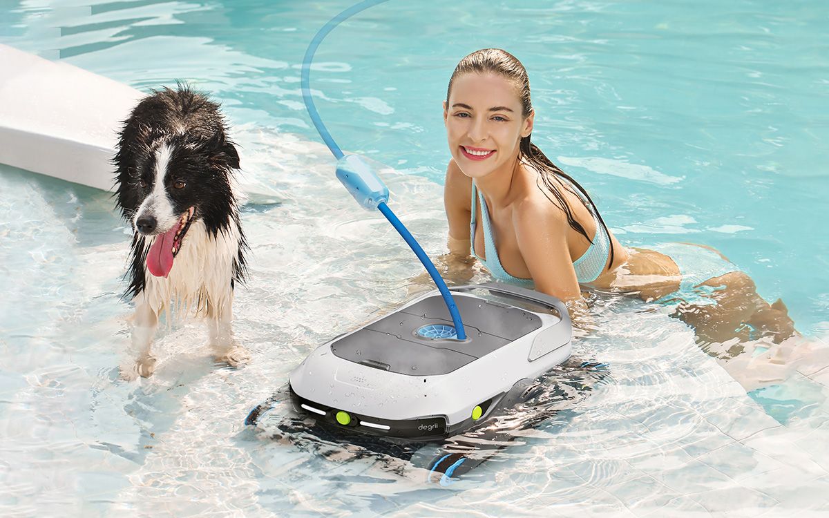 Mulher e cachorro na piscina ao lado do Degrii Zima Pro