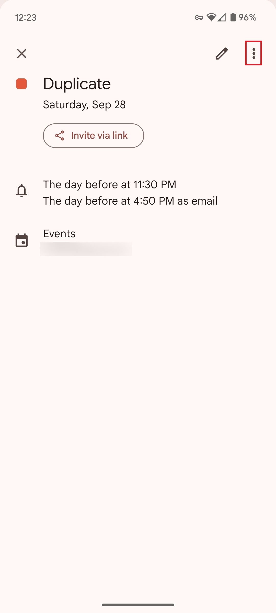 Um evento aberto no app Google Agenda com uma caixa vermelha ao redor do botão mais