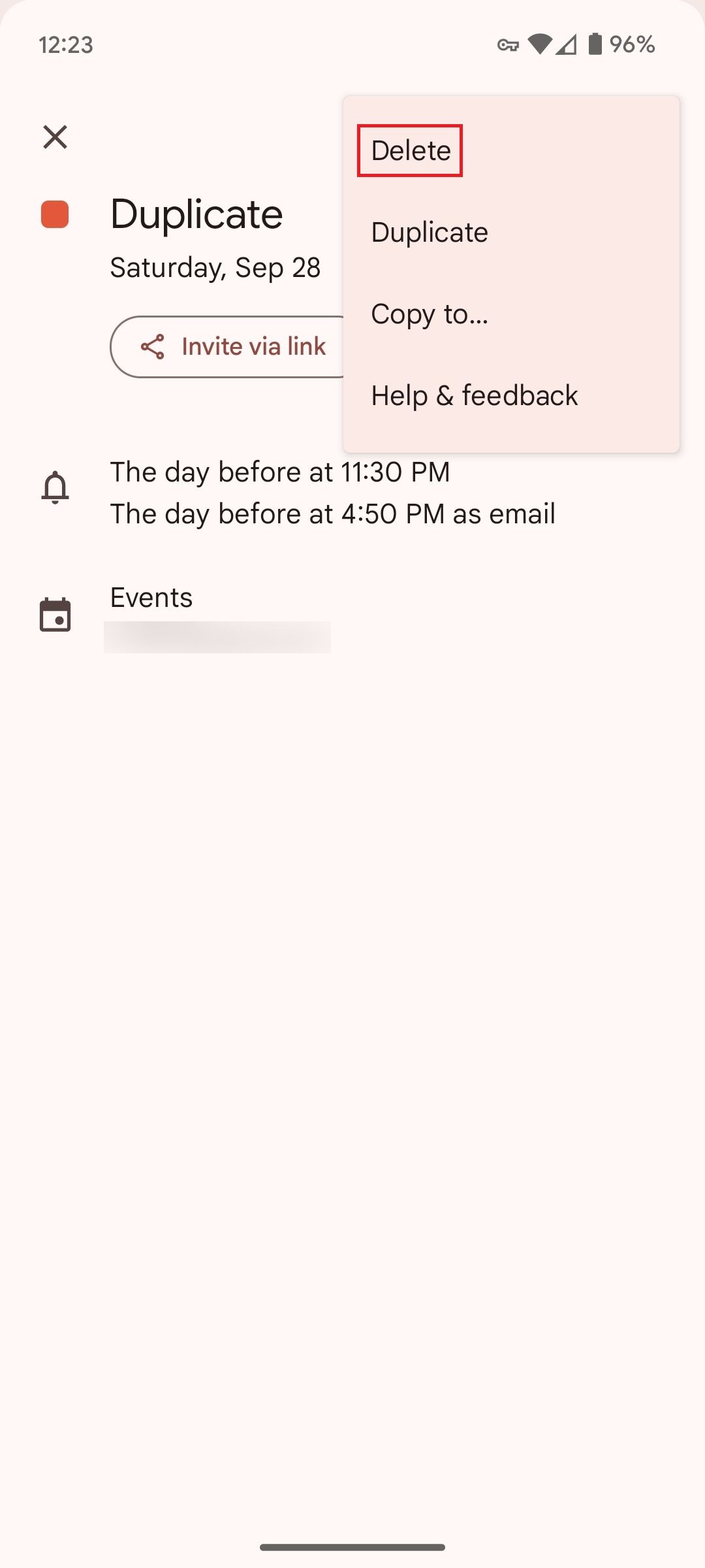 O menu de um evento no Google Agenda com uma caixa vermelha ao redor da opção Excluir