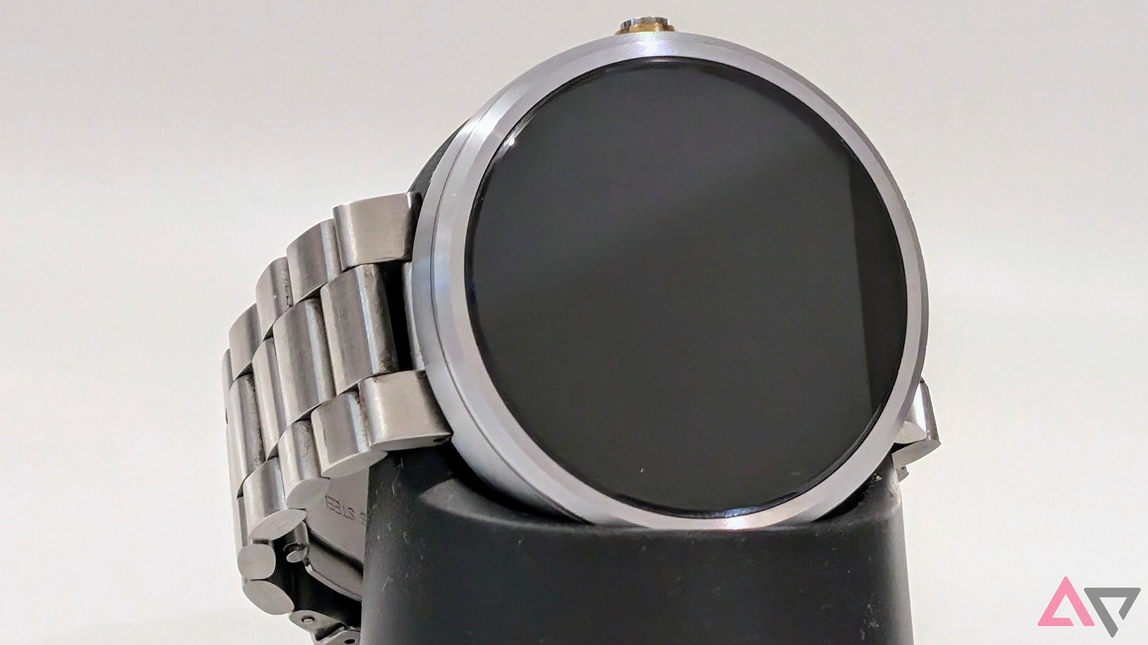 Uma foto do Moto 360 em uma base de carregamento