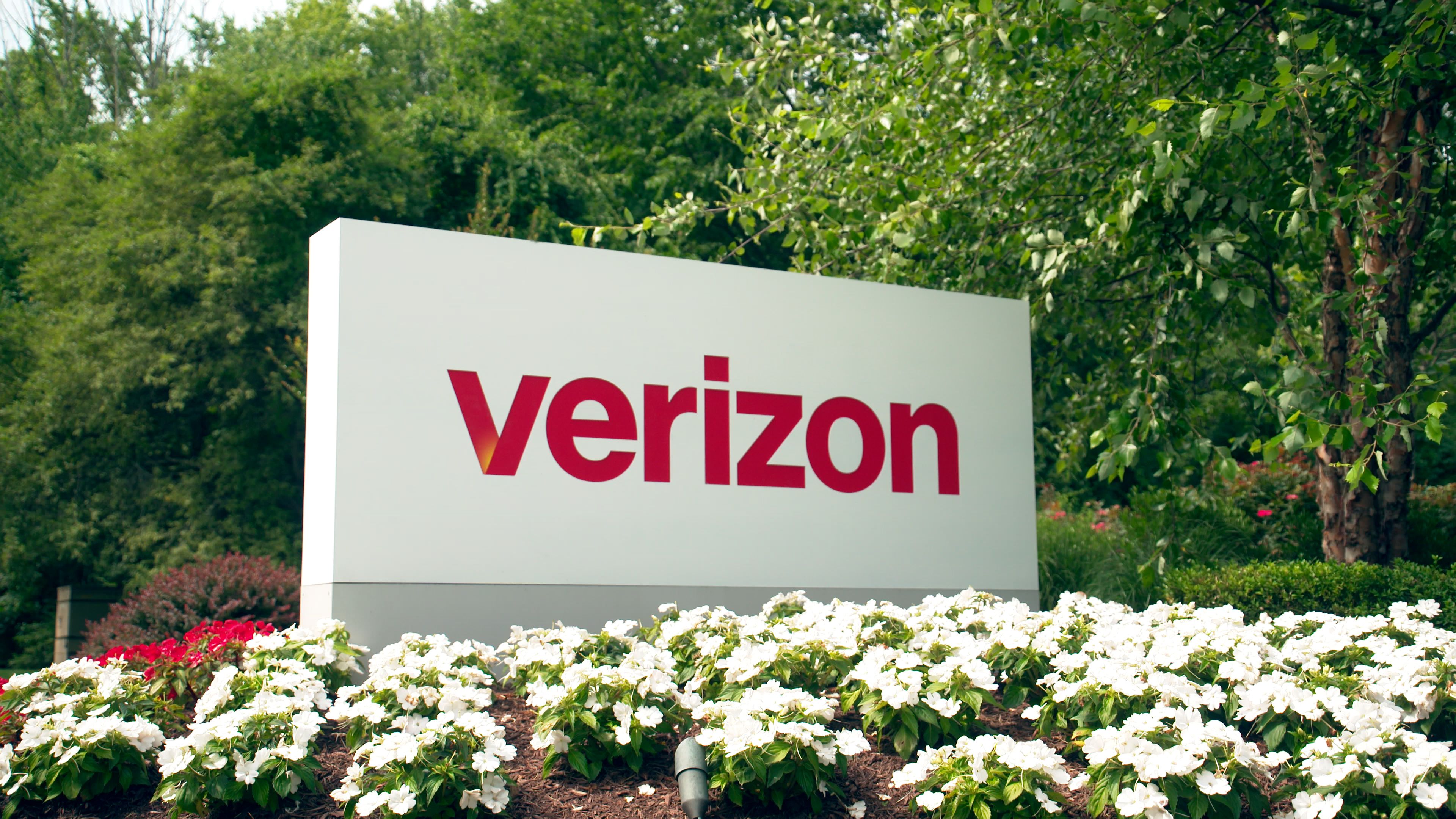 Placa da Verizon em canteiro de flores