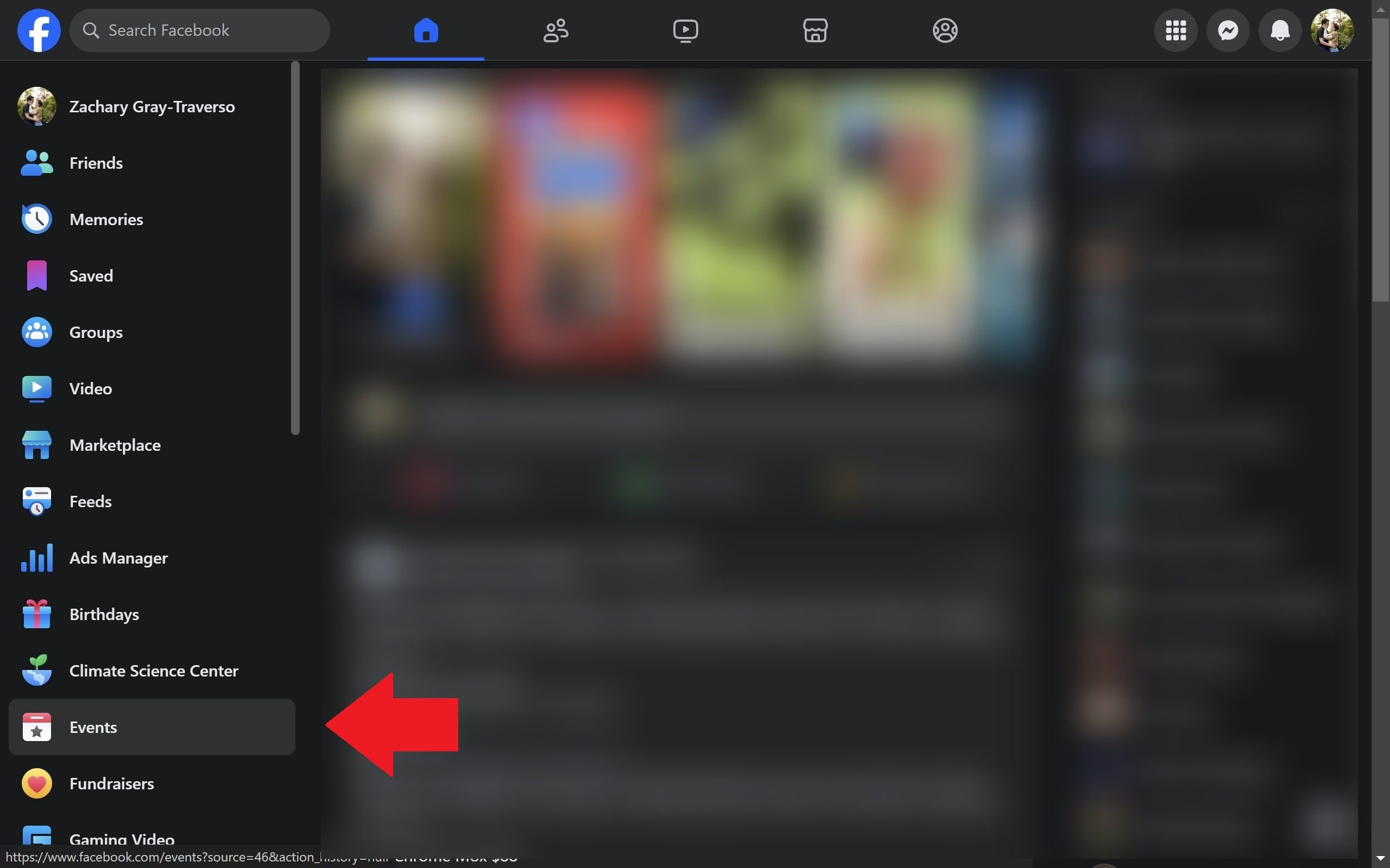 O feed do Facebook na web com uma seta vermelha apontando para a opção Eventos no lado esquerdo da tela