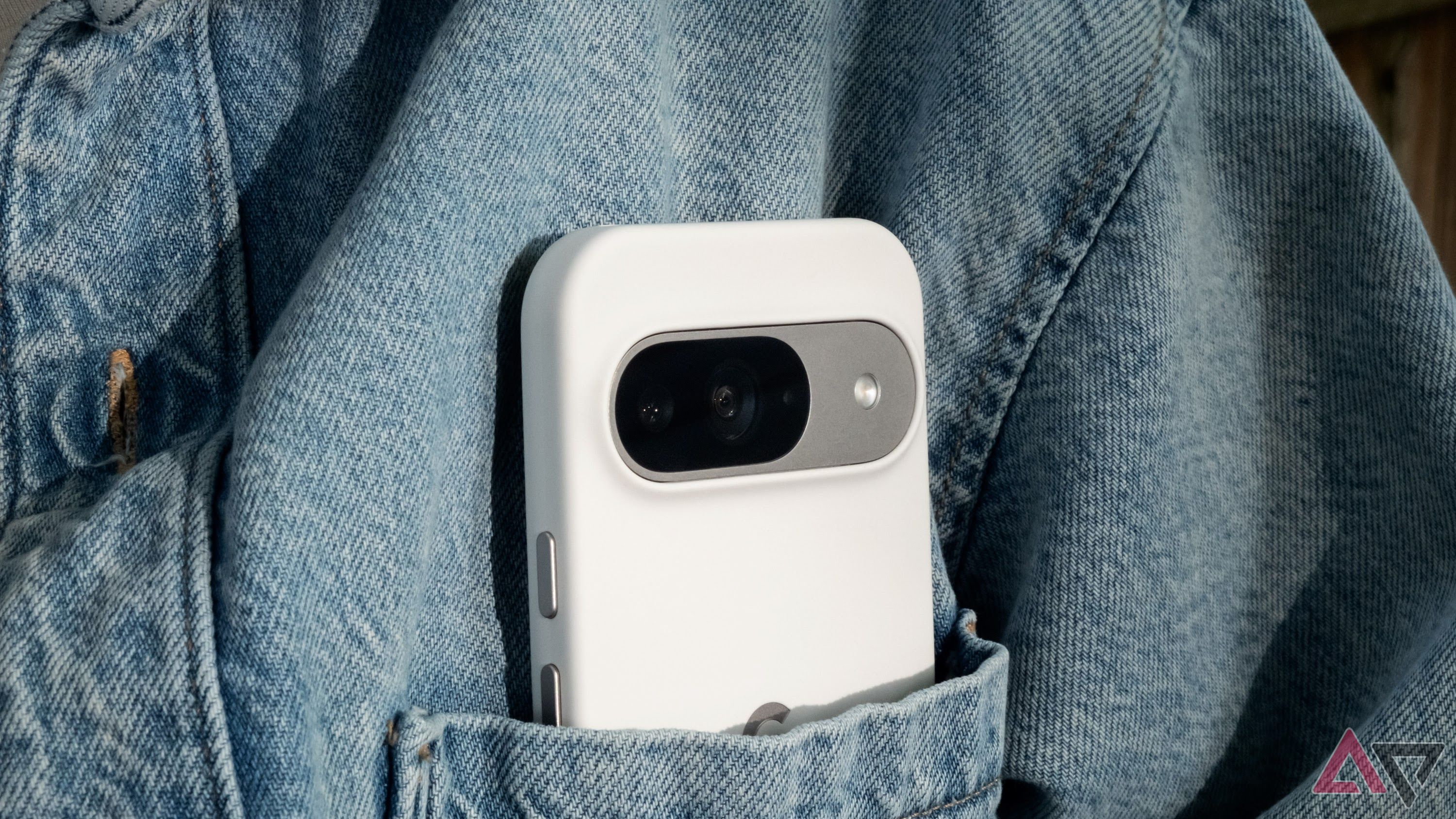 Um Google Pixel 9 na cor porcelana no bolso de uma jaqueta