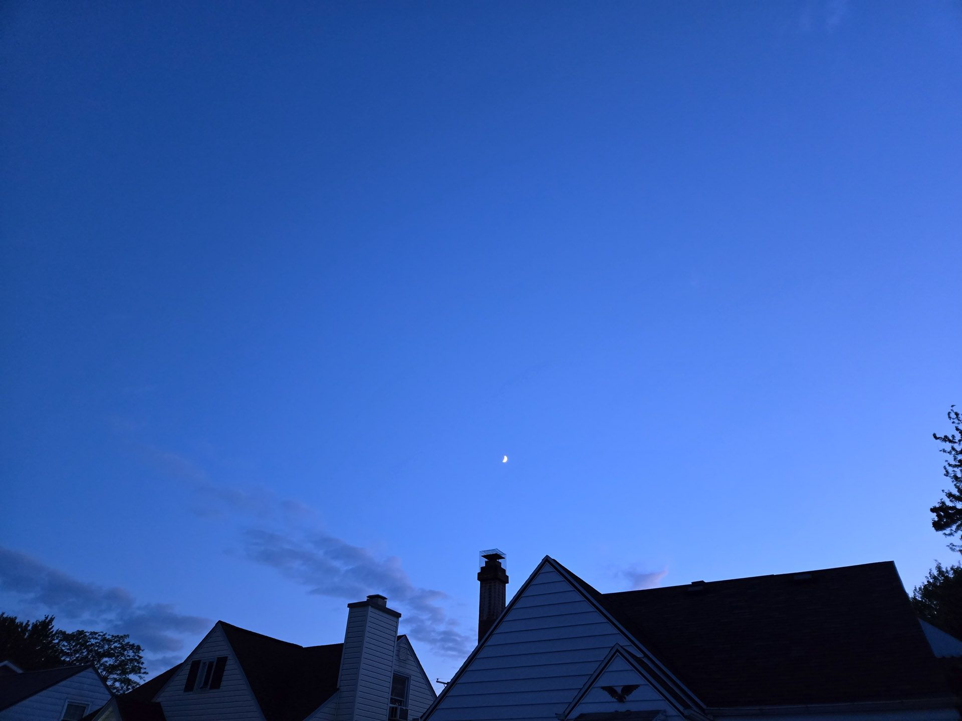 Uma foto do céu ao anoitecer com a lua mostrada.