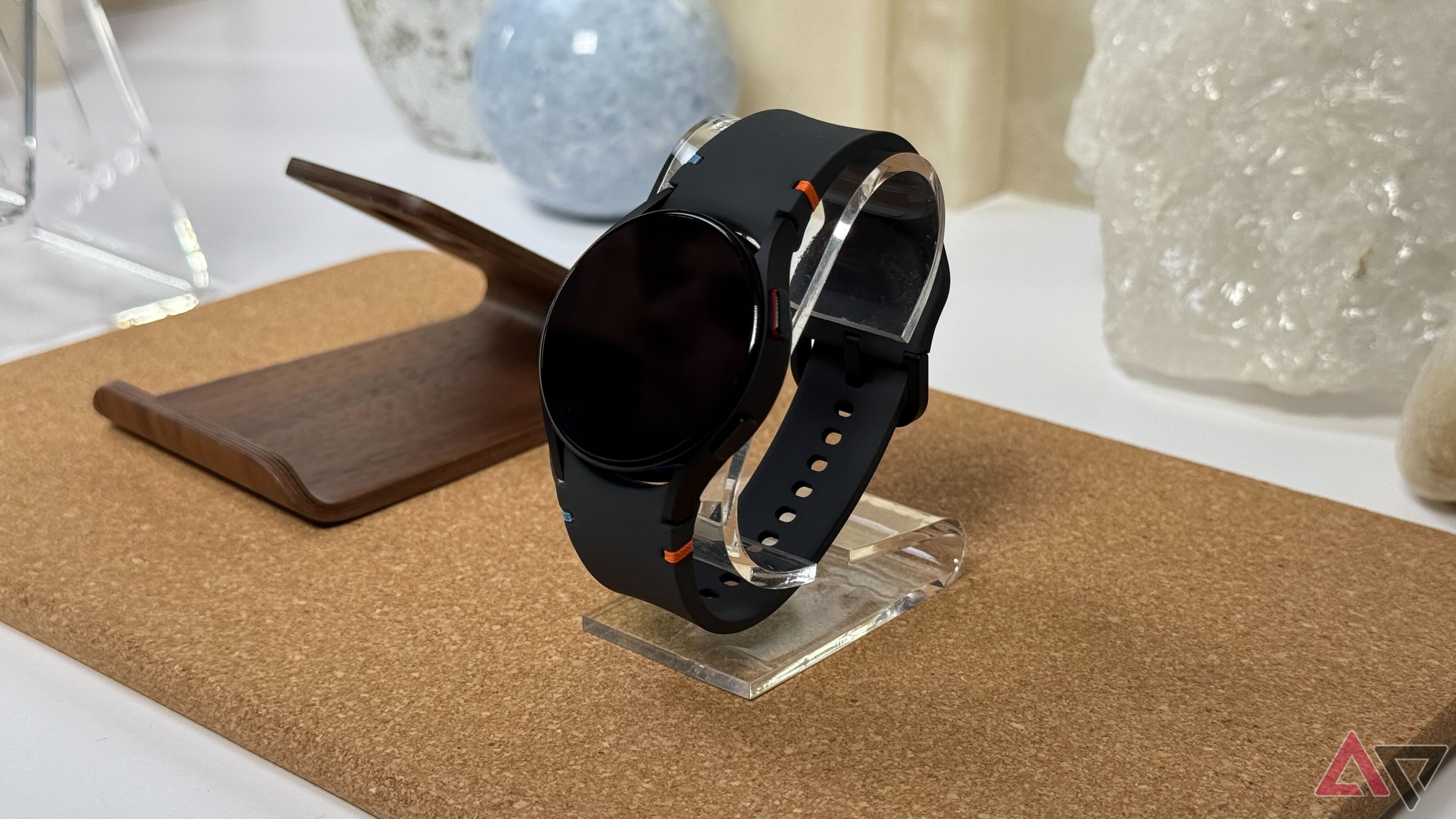 O modelo Galaxy Watch FE LTE em exposição.