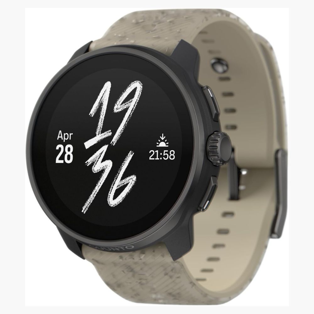 Suunto Race S em um fundo branco