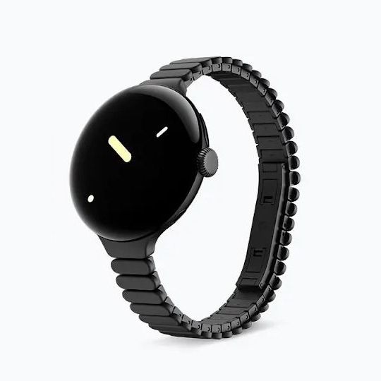 Uma renderização do Google Pixel Watch 2 em preto com a pulseira fina de metal, inclinada para a direita