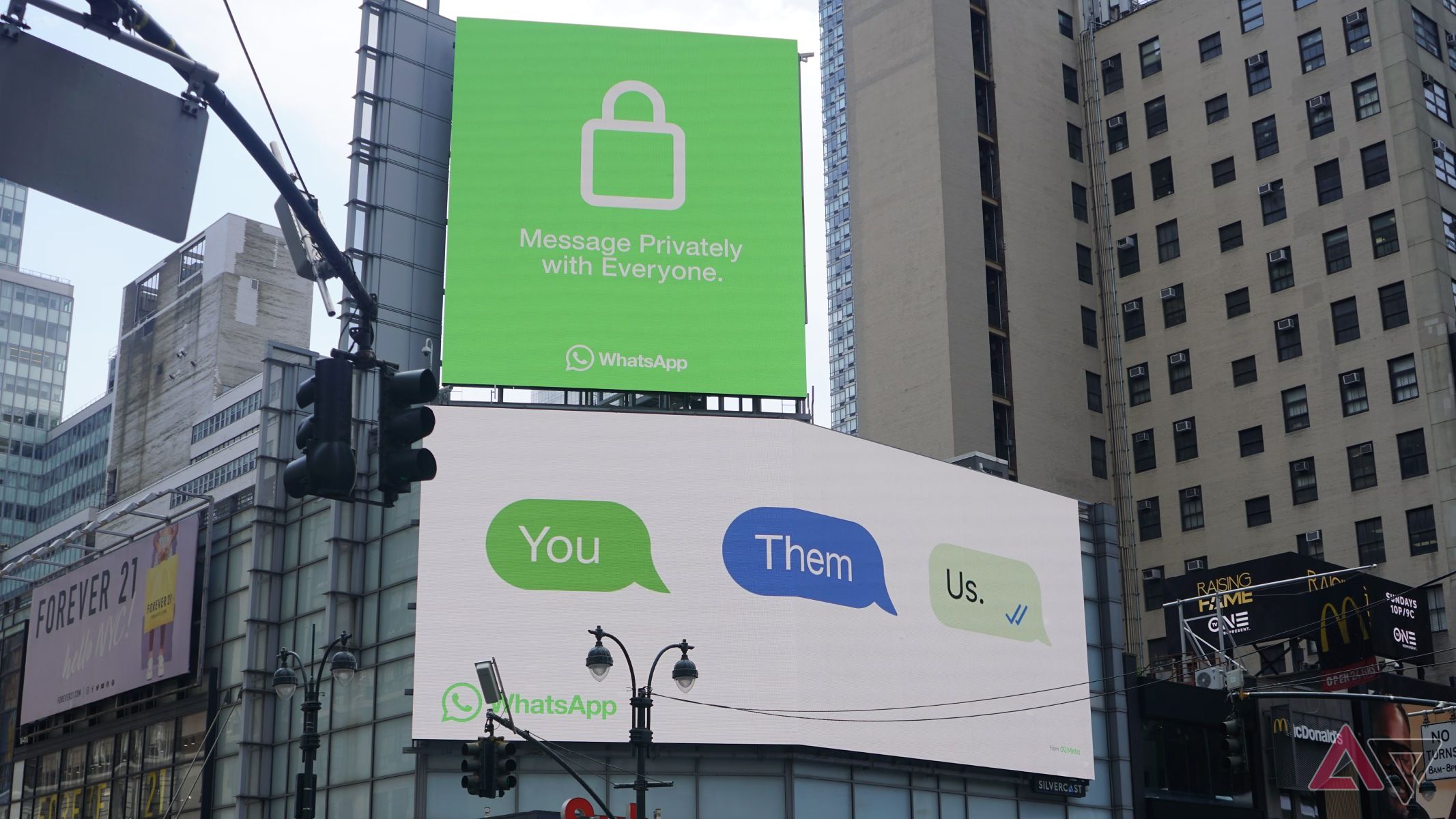 Uma imagem de um outdoor do WhatsApp zombando da polêmica da bolha azul entre iOS e Android