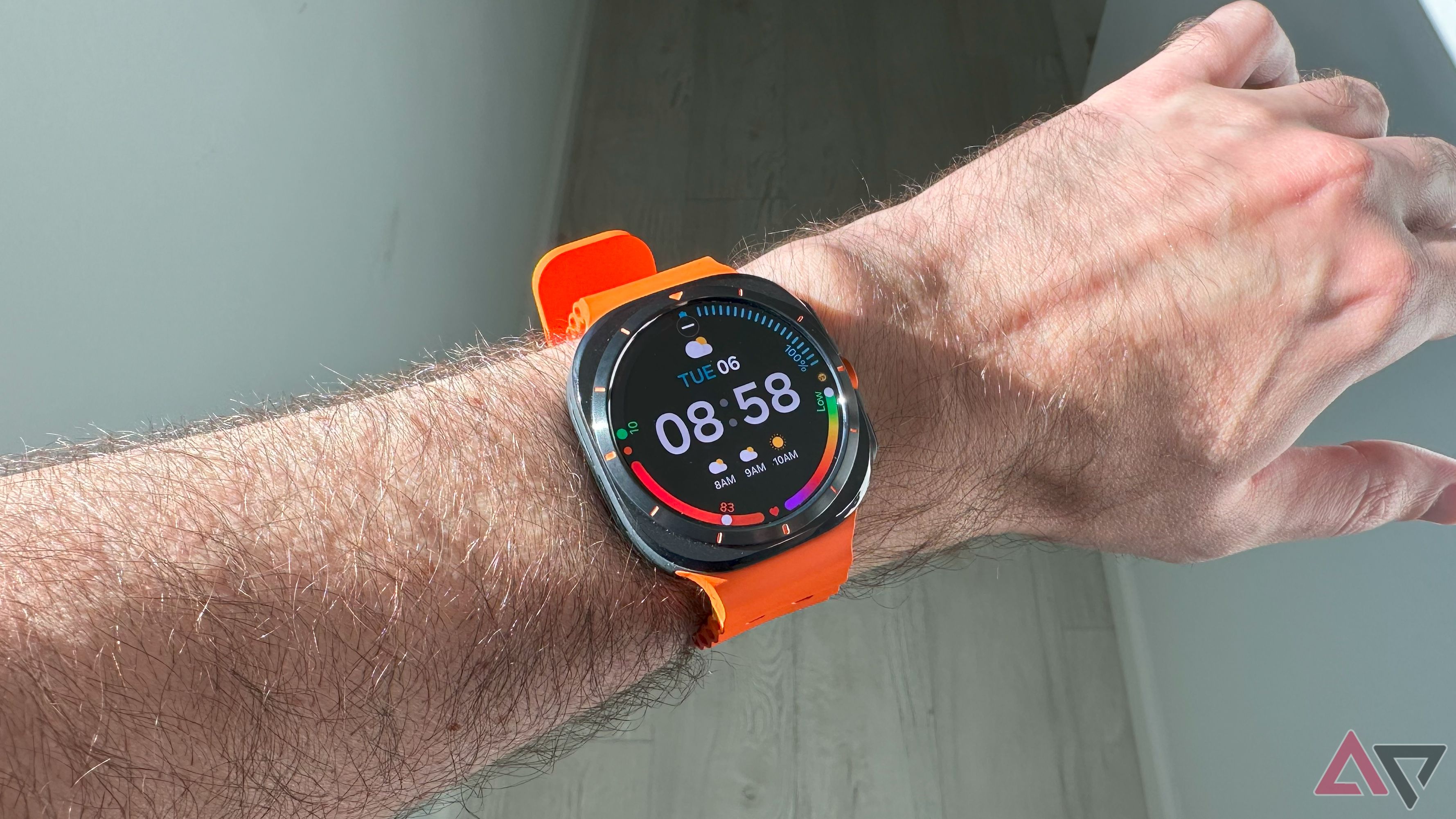 O Samsung Galaxy Watch Ultra no pulso, com o braço inteiro para referência de tamanho