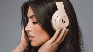 Os fones de ouvido Beats Studio Pro x Kim Kardashian estão em promoção com uma oferta imperdível