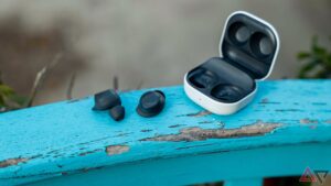 Samsung Galaxy Buds FE supostamente explodiu no ouvido de um usuário, causando perda auditiva permanente