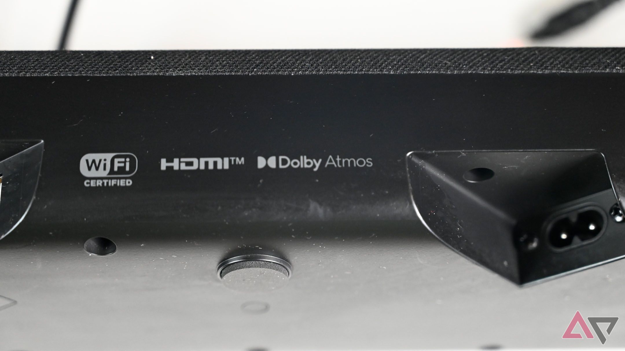 Foto em close da marca Dolby no Yamaha True X Bar 40A 