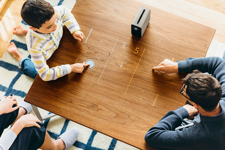 crianças brincando na mesa com o projetor Sony Xperia Touch