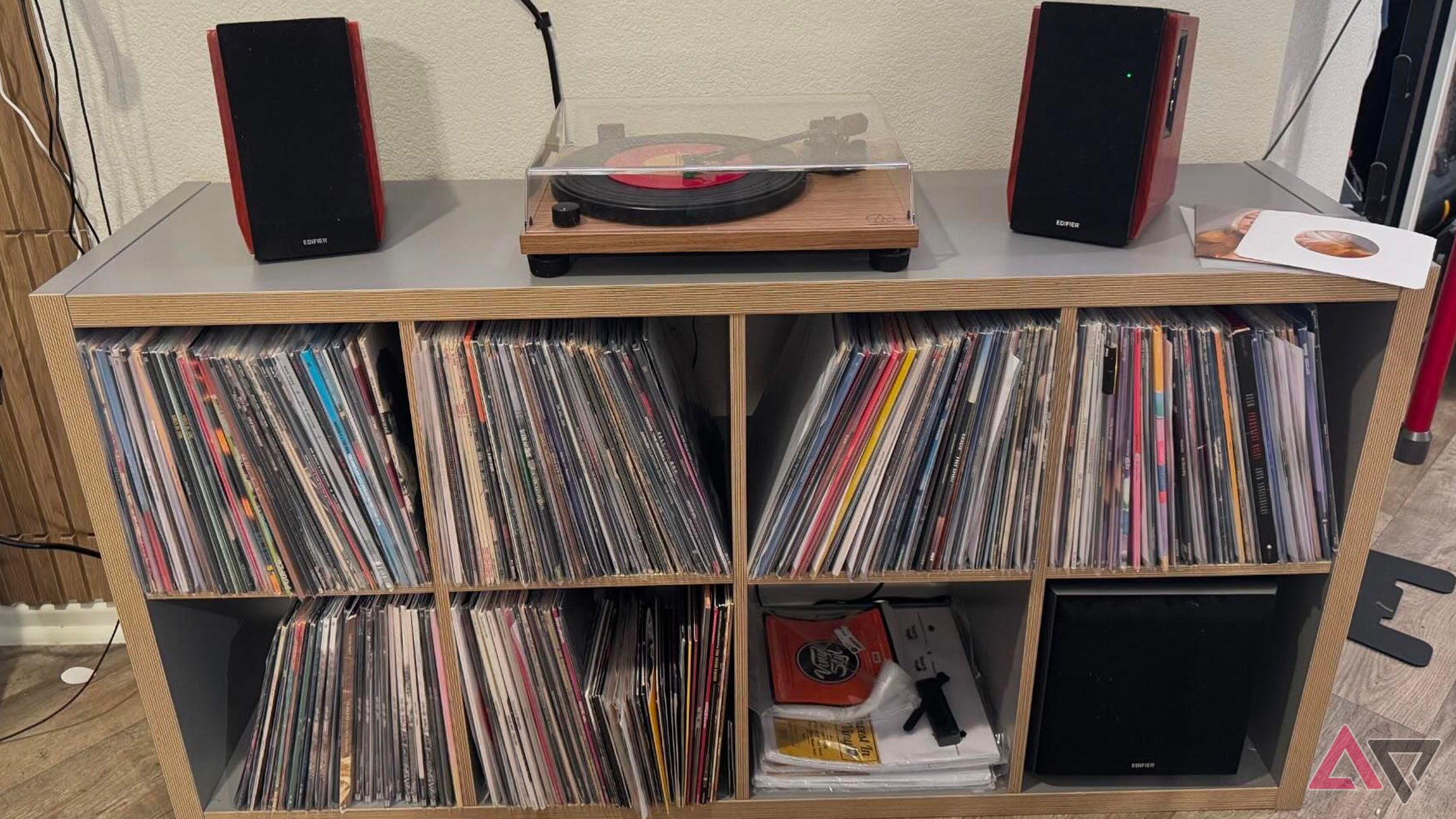 Minha configuração atual de vinil é um toca-discos AT-LPW40WN com um par de alto-falantes Edifier e um subwoofer T5.