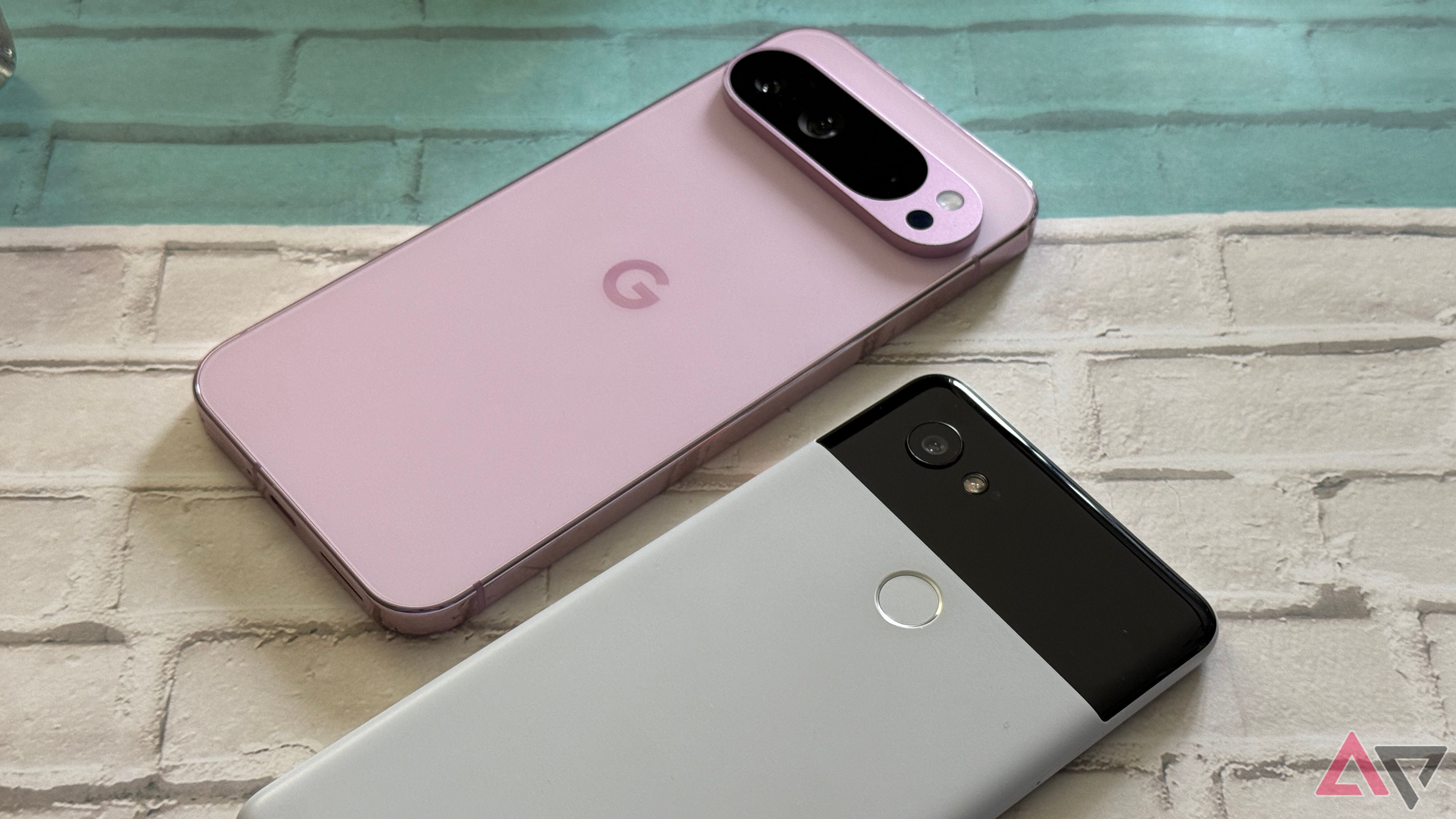 Google Pixel 9 Pro XL ao lado do Pixel 2 XL