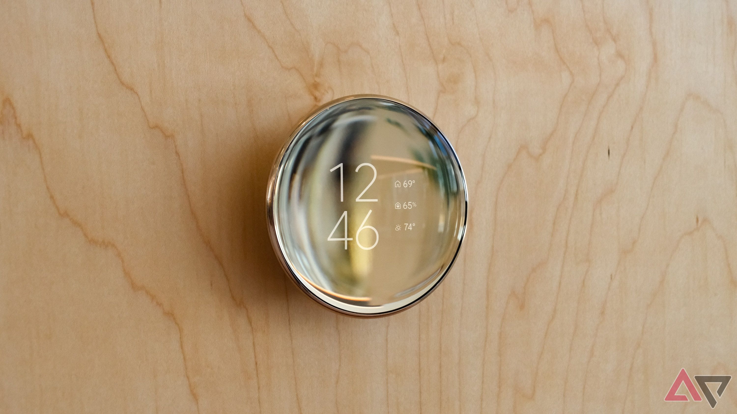 Um Nest Learning Thermostat de 4ª geração em ouro